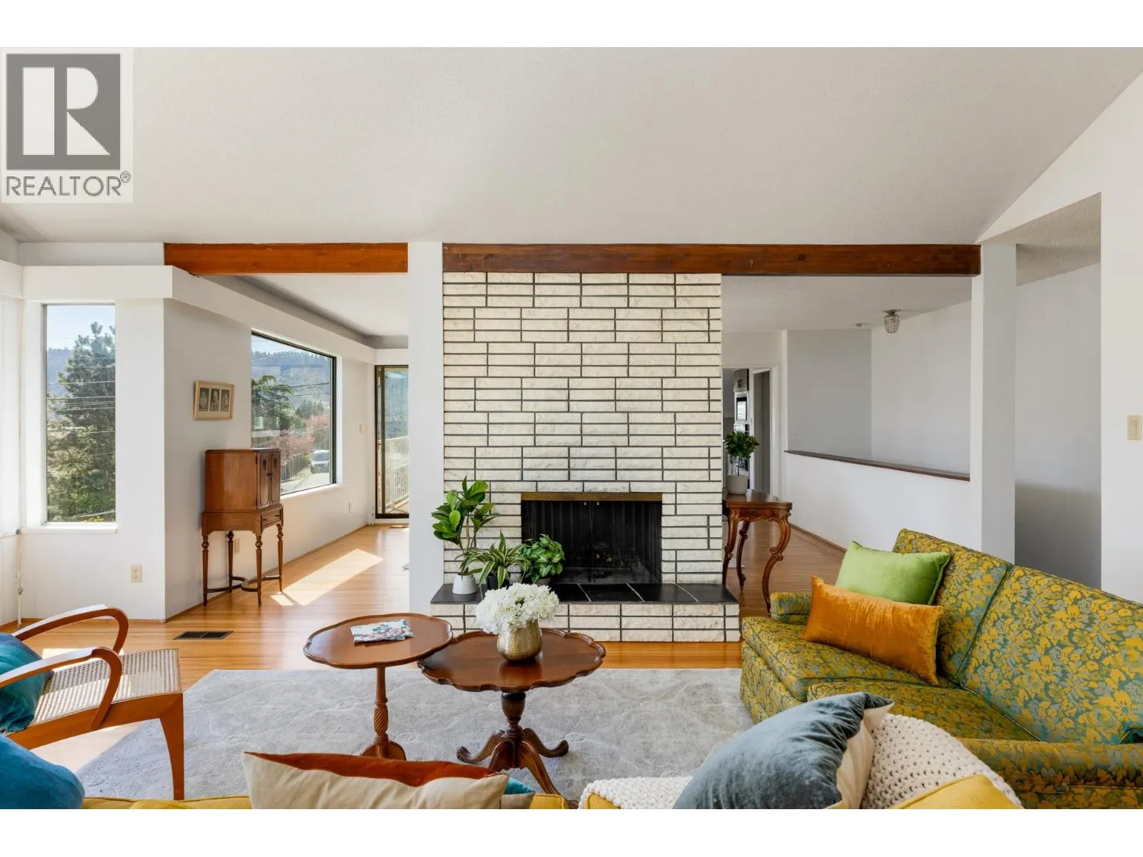 587 BEACHVIEW DRIVE