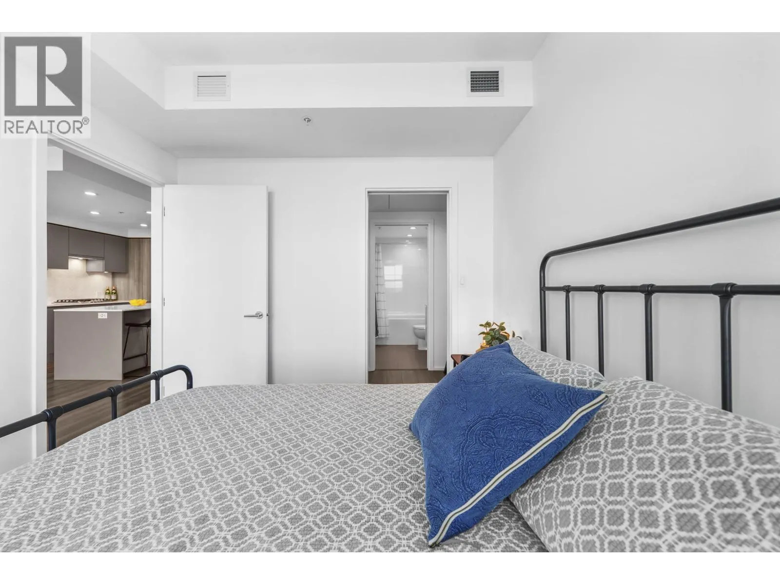 4104 3833 EVERGREEN PLACE