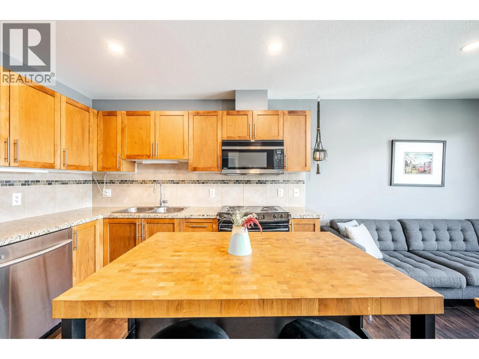 521 1211 VILLAGE GREEN WAY