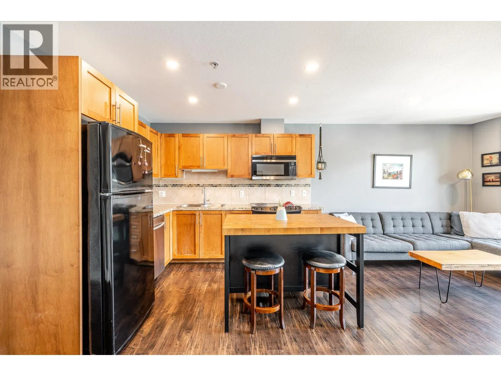 521 1211 VILLAGE GREEN WAY