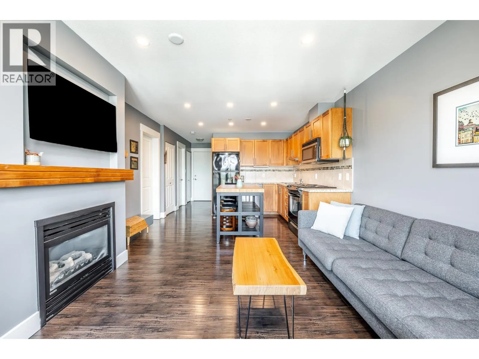 521 1211 VILLAGE GREEN WAY