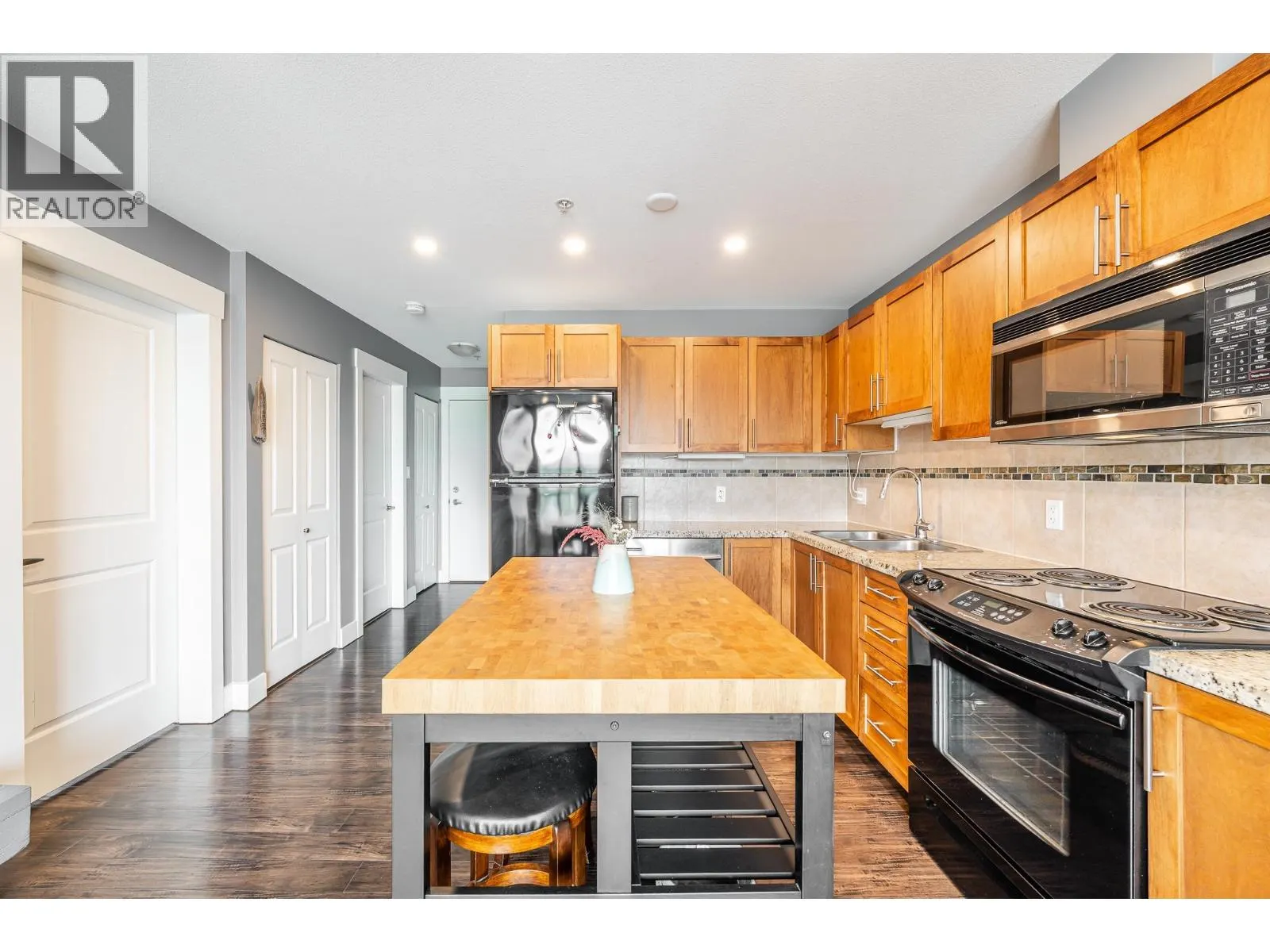 521 1211 VILLAGE GREEN WAY