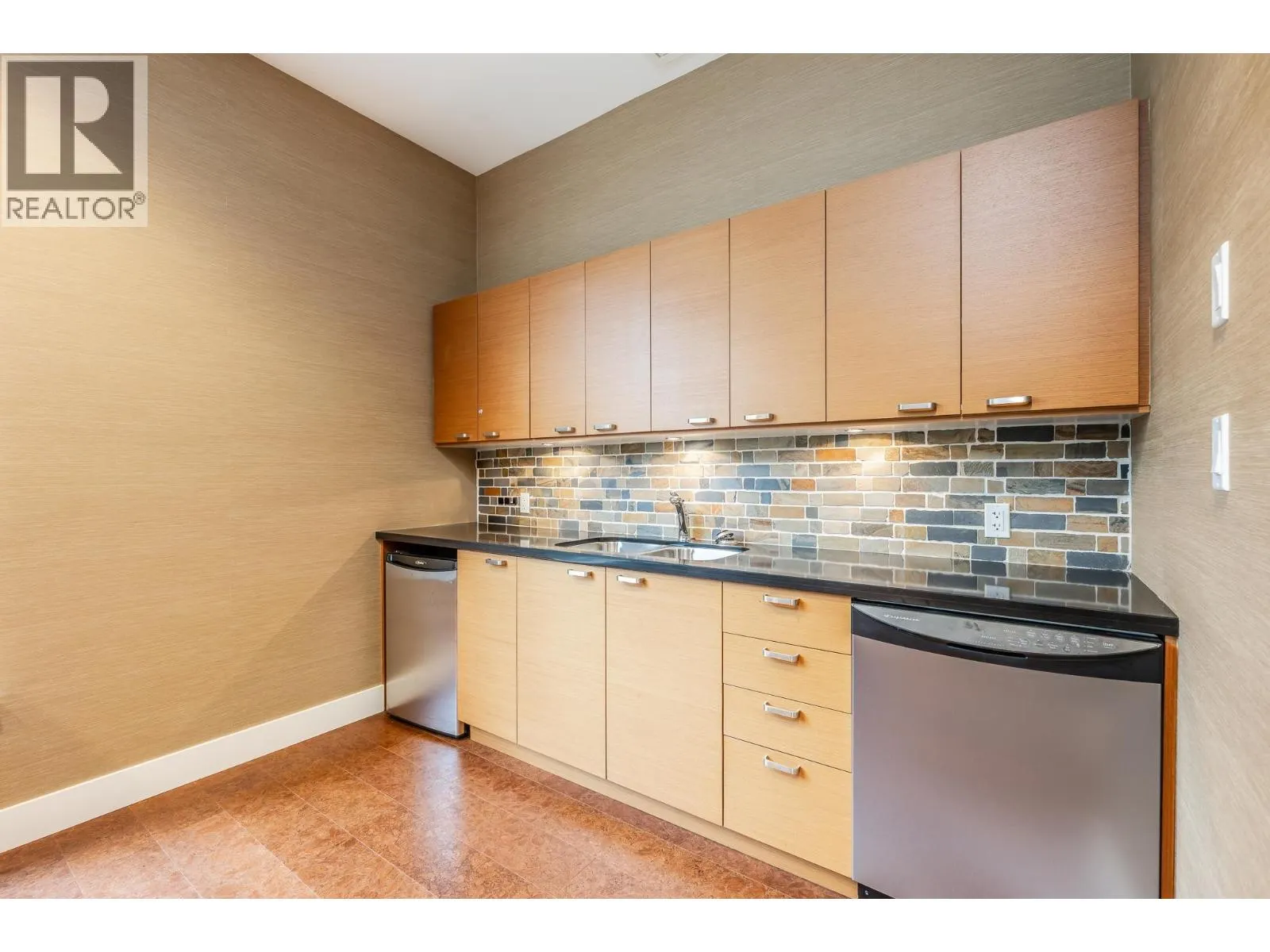 521 1211 VILLAGE GREEN WAY
