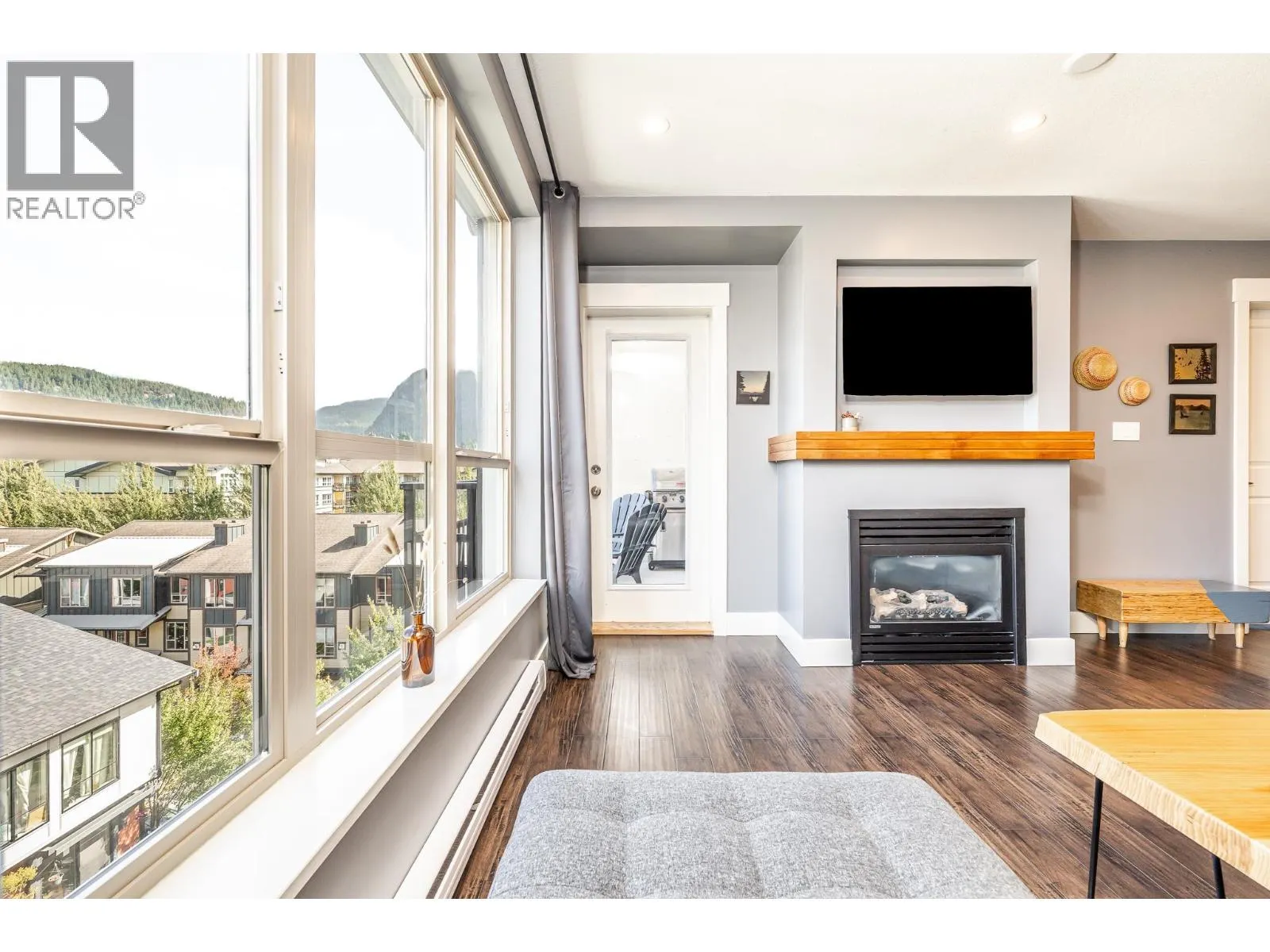 521 1211 VILLAGE GREEN WAY