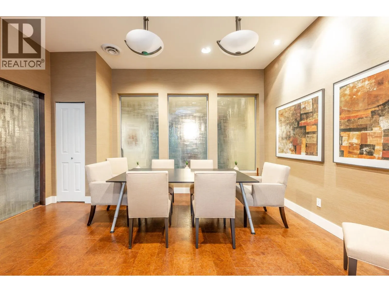 521 1211 VILLAGE GREEN WAY