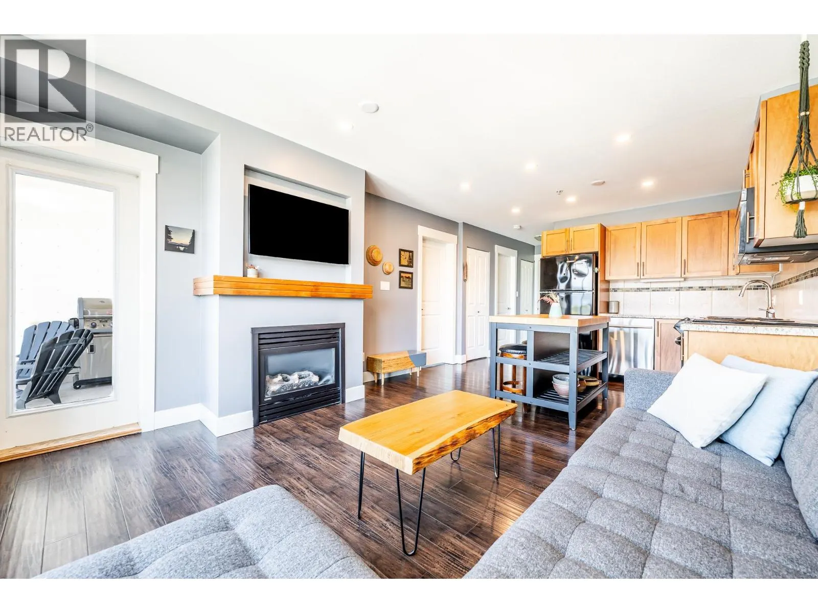 521 1211 VILLAGE GREEN WAY