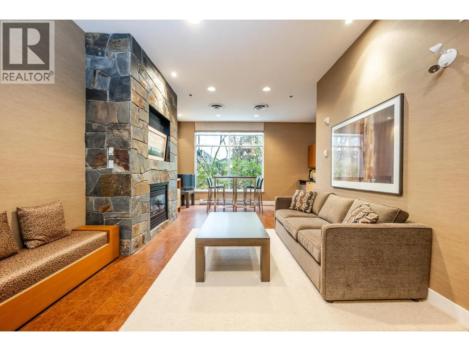 521 1211 VILLAGE GREEN WAY