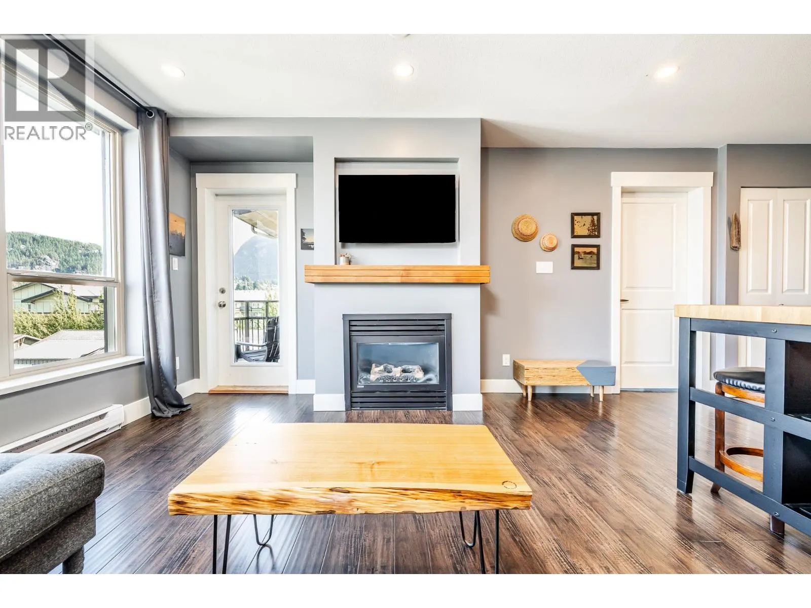 521 1211 VILLAGE GREEN WAY