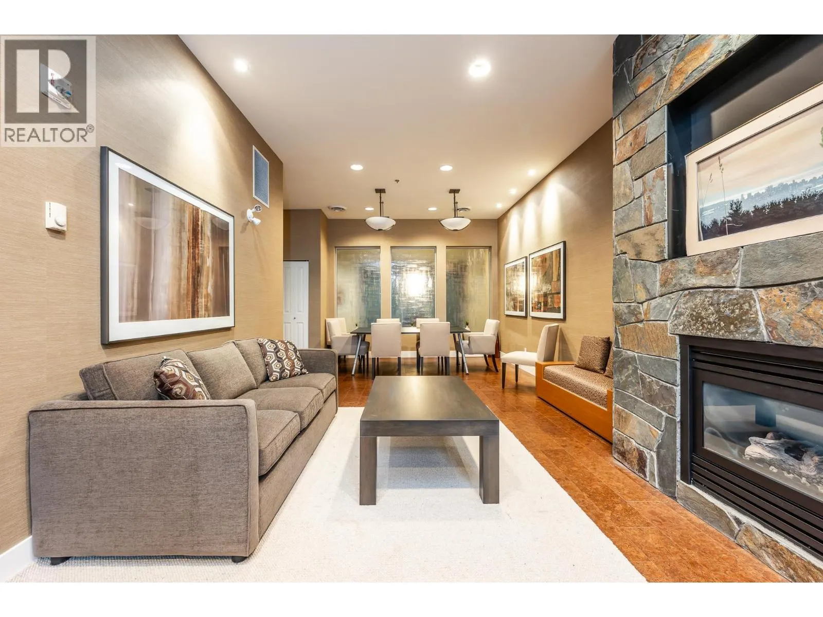 521 1211 VILLAGE GREEN WAY