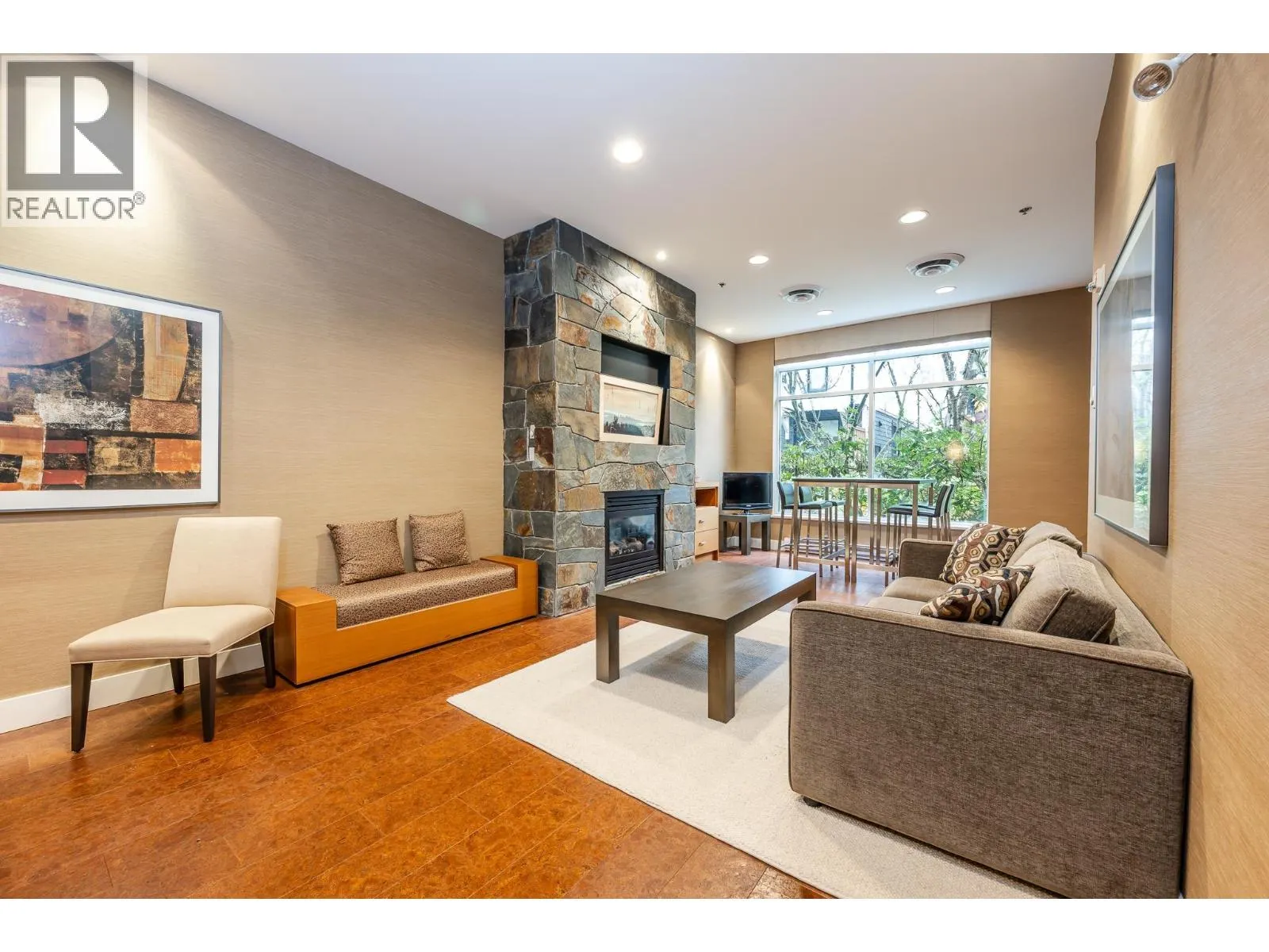 521 1211 VILLAGE GREEN WAY