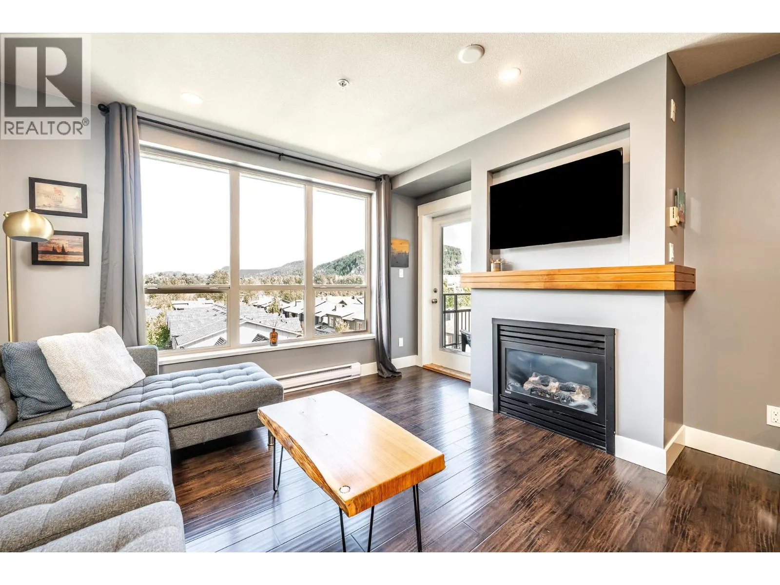521 1211 VILLAGE GREEN WAY