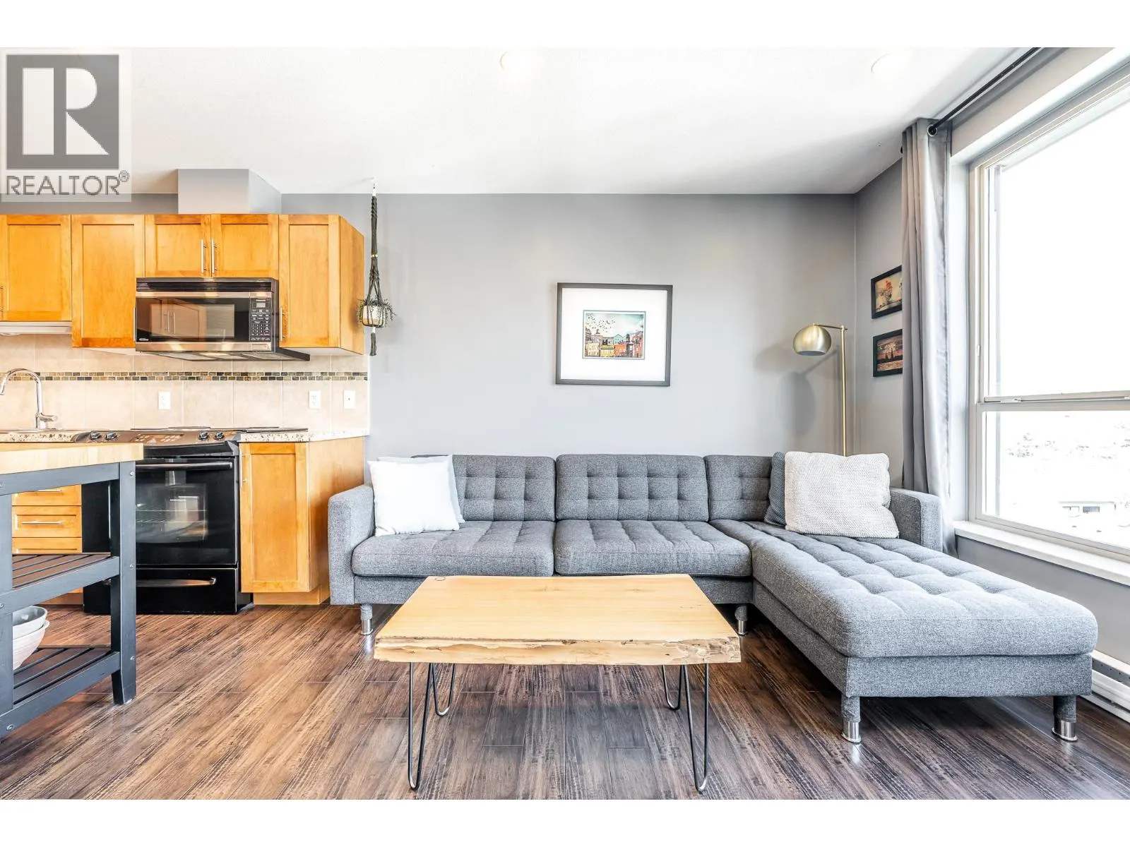521 1211 VILLAGE GREEN WAY