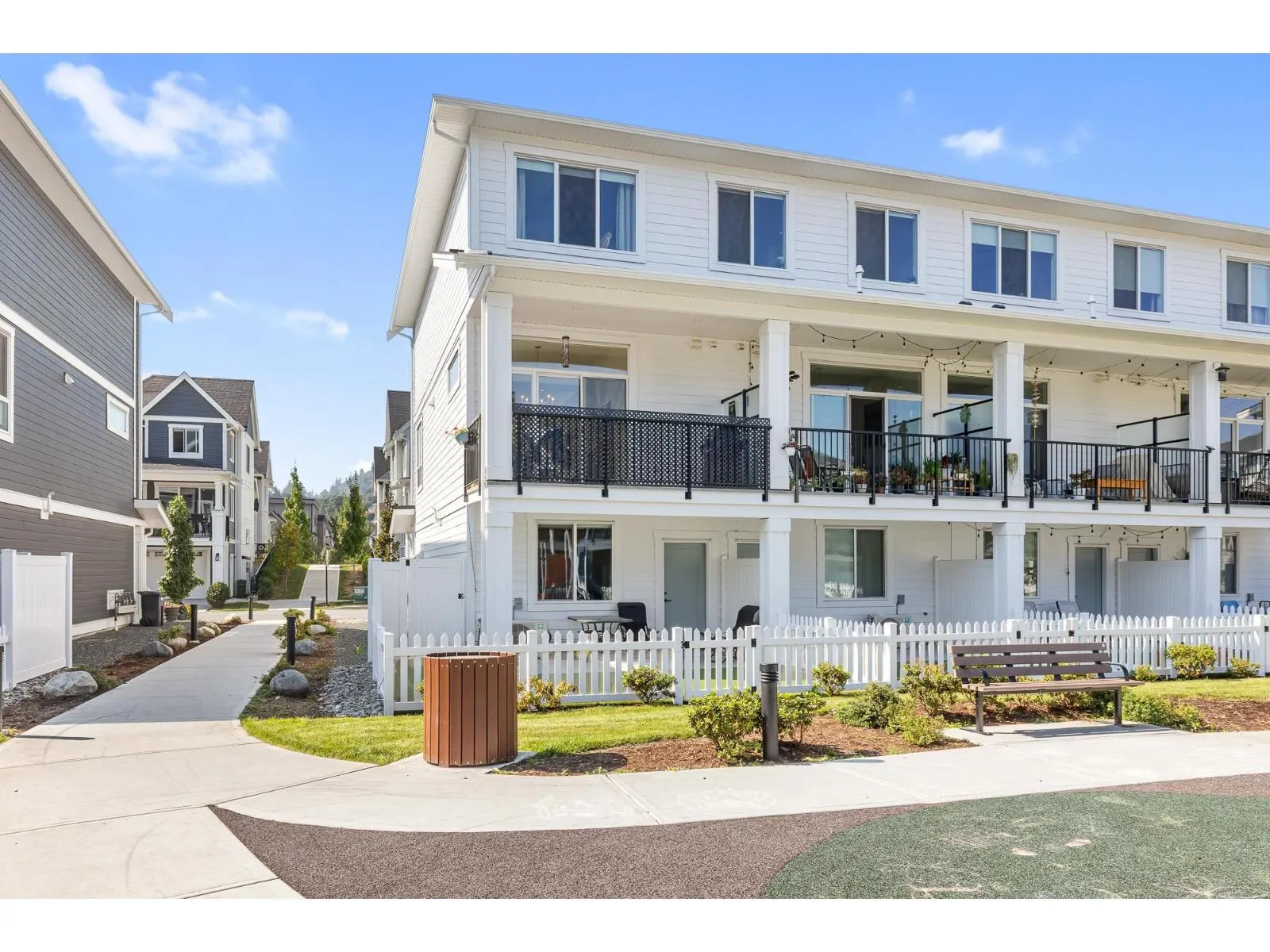 8 8200 FOXFERN ROAD|Lower Landing