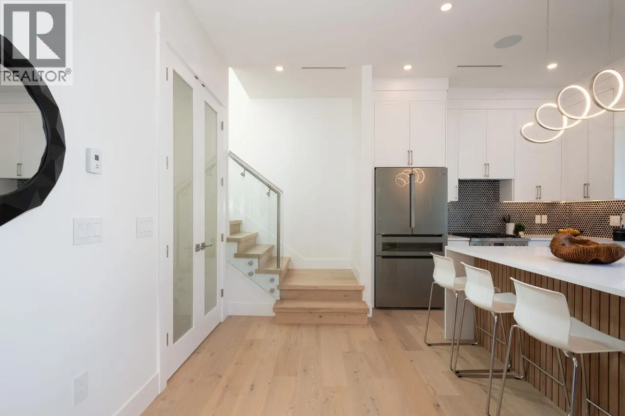 3075 COURTENAY STREET