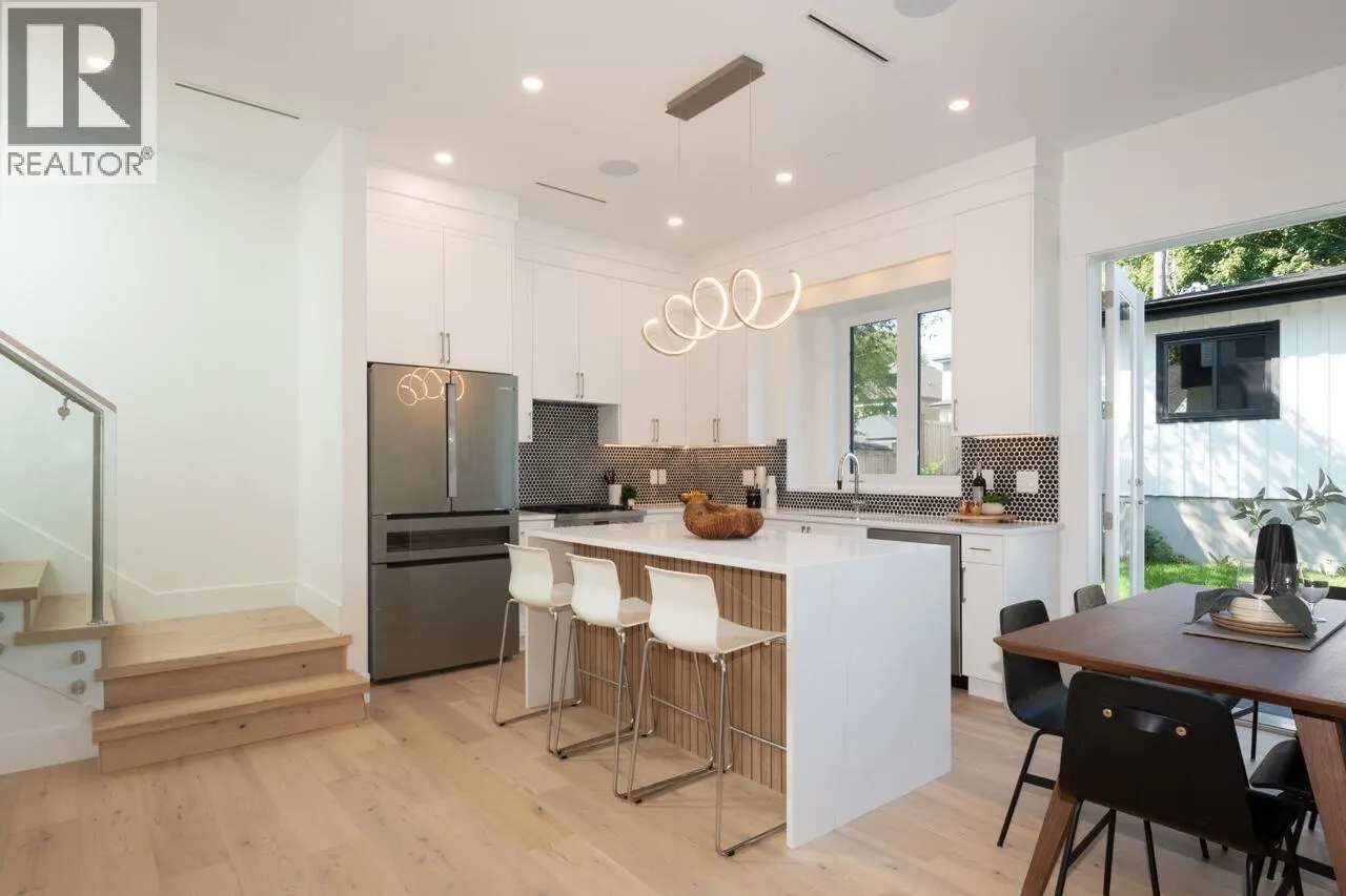 3075 COURTENAY STREET