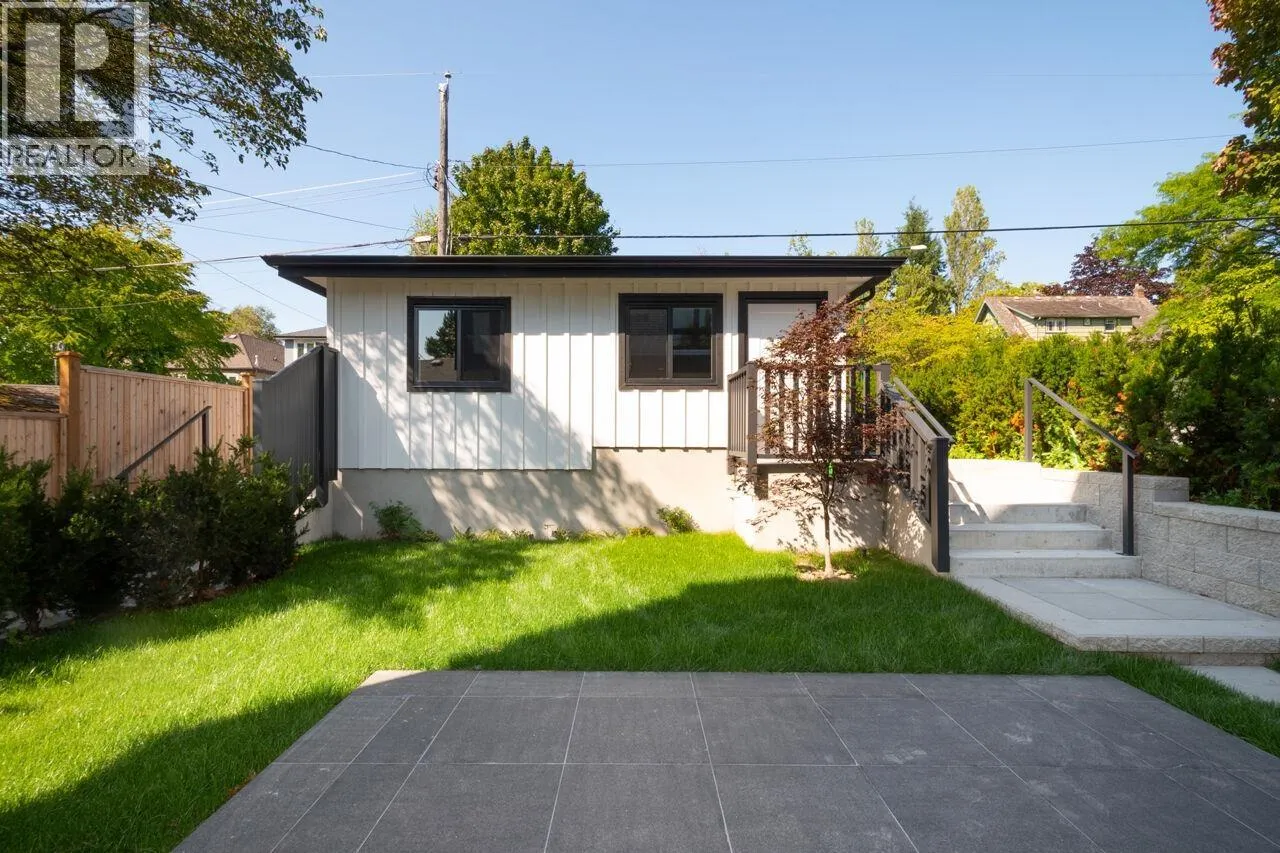 3075 COURTENAY STREET