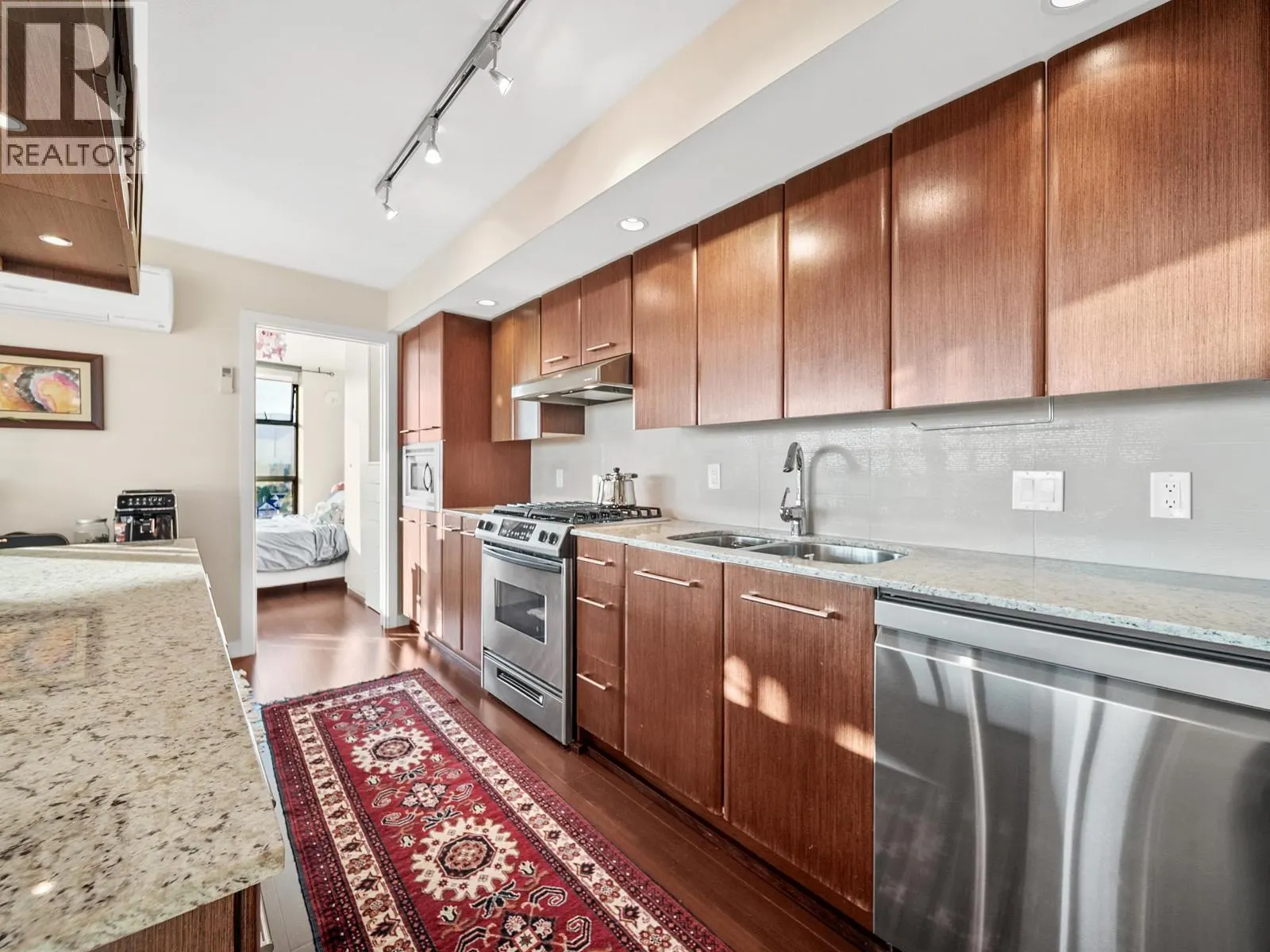 805 683 W VICTORIA PARK