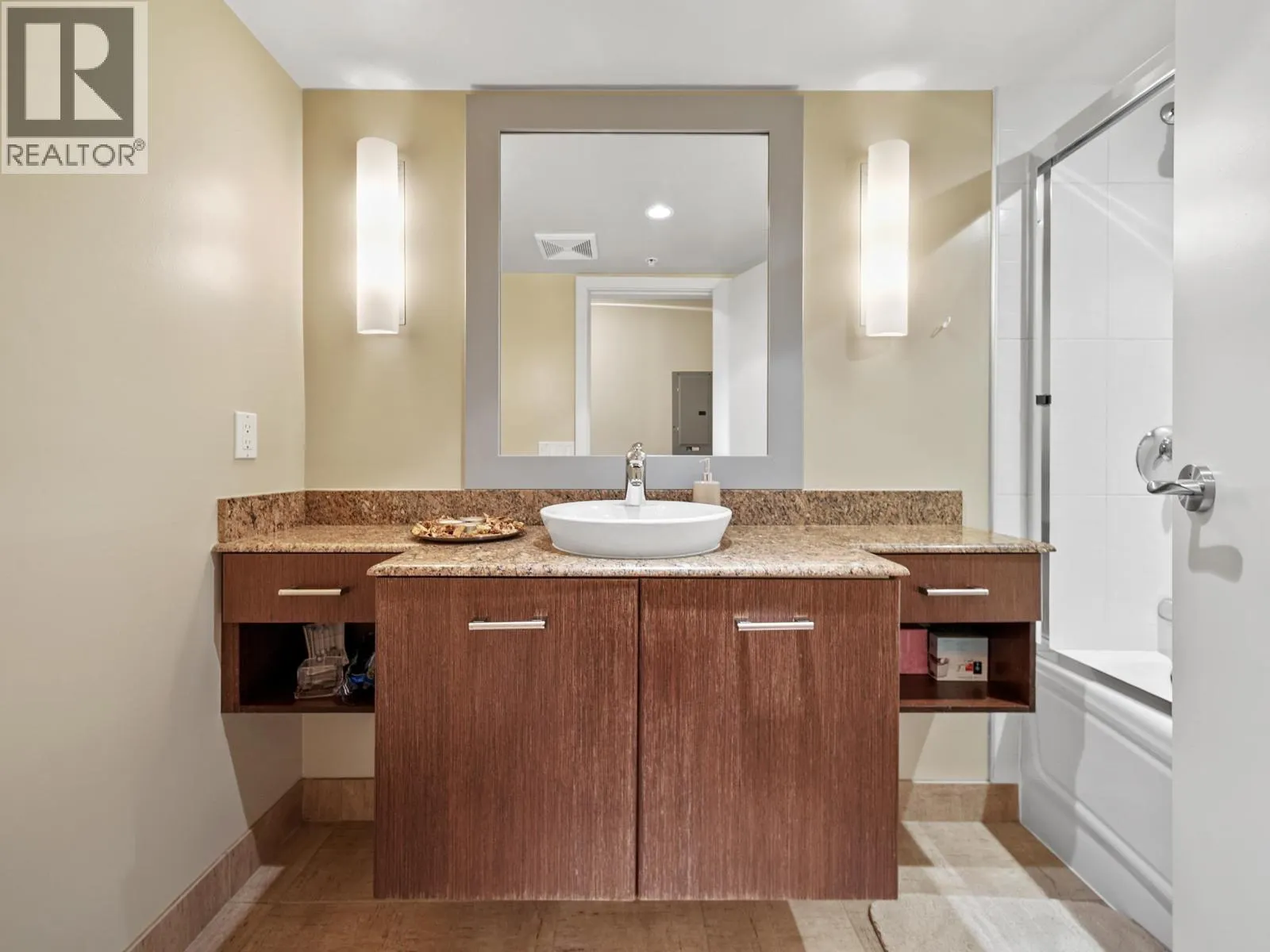 805 683 W VICTORIA PARK