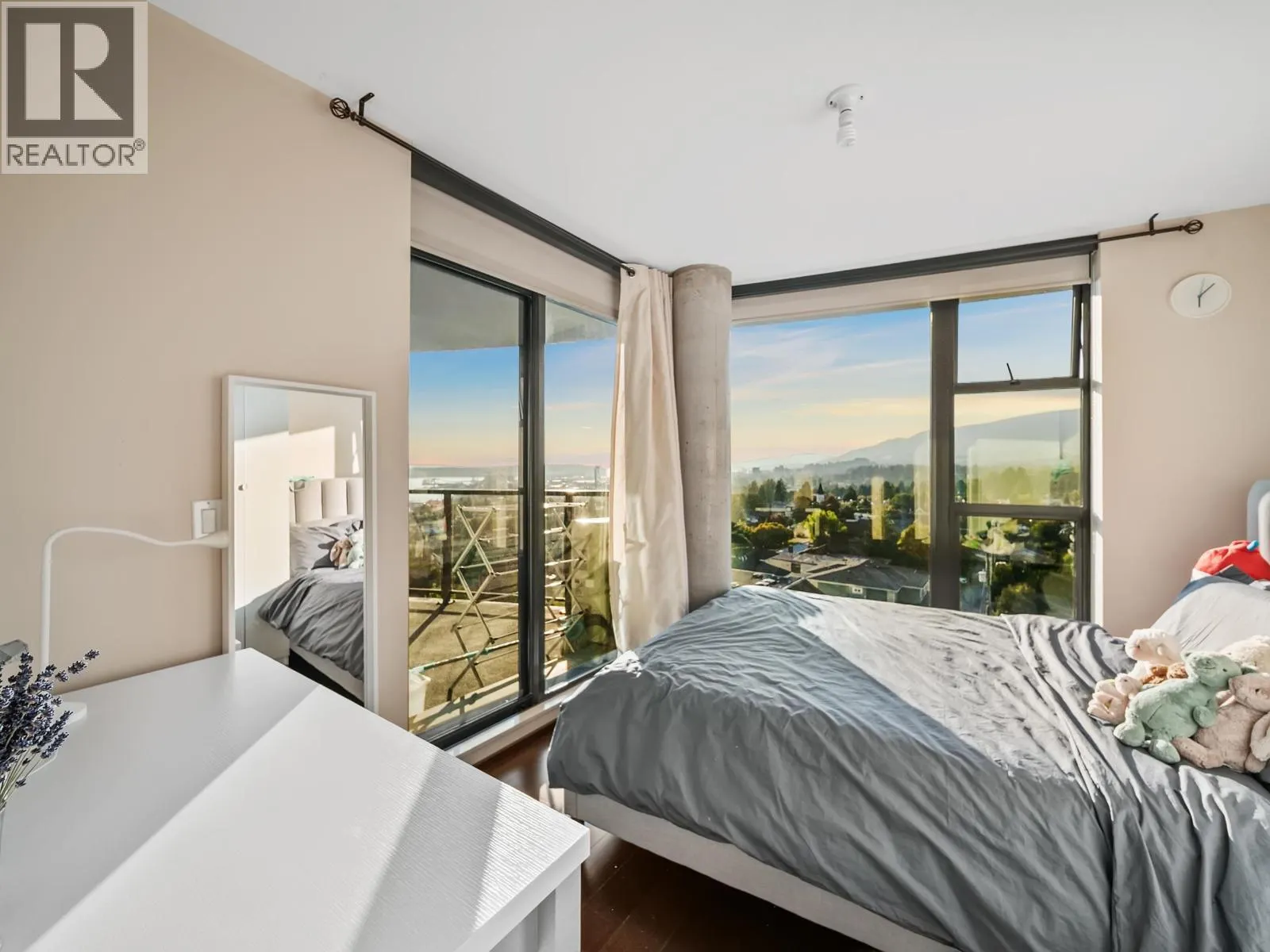 805 683 W VICTORIA PARK