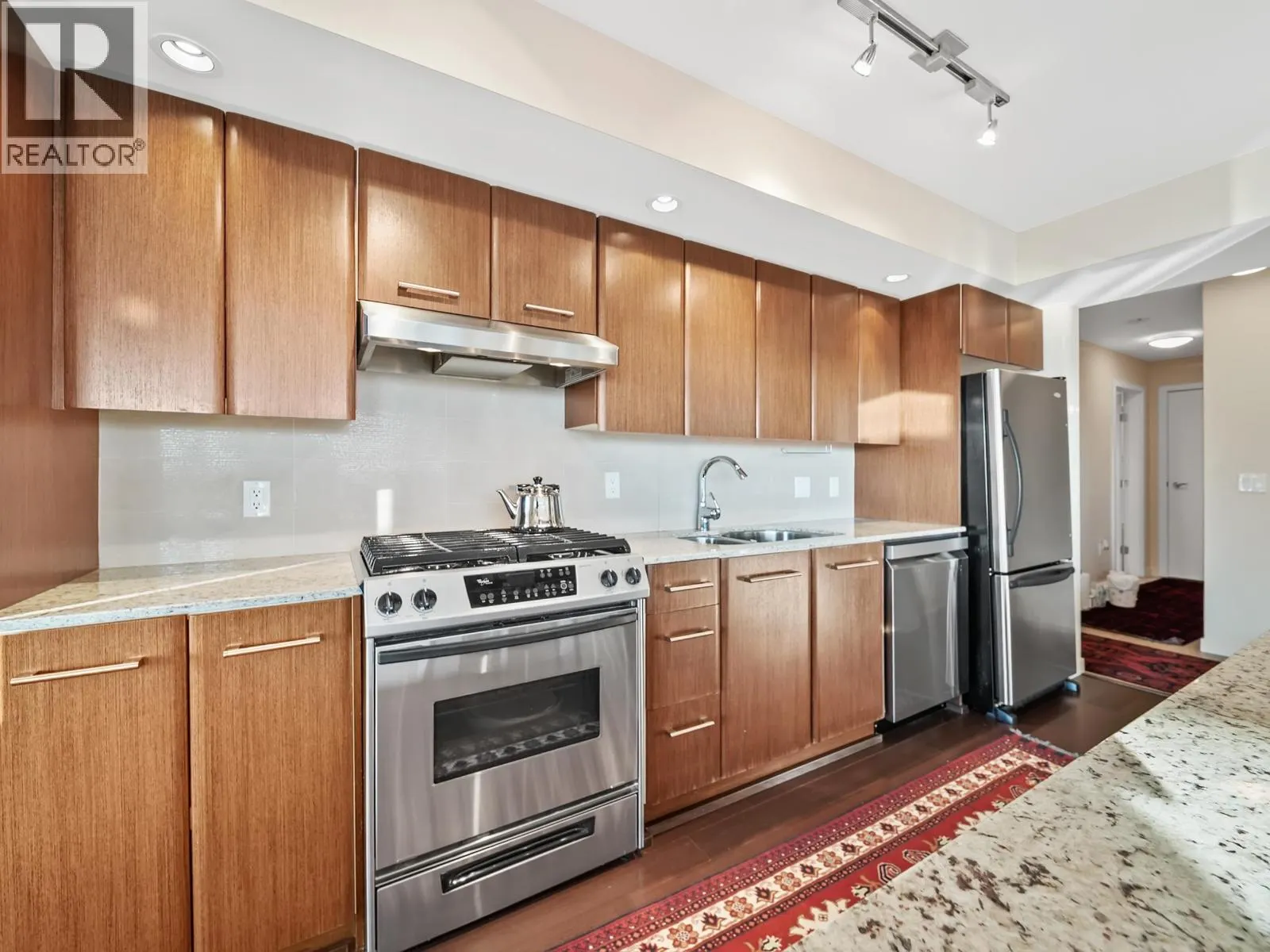 805 683 W VICTORIA PARK