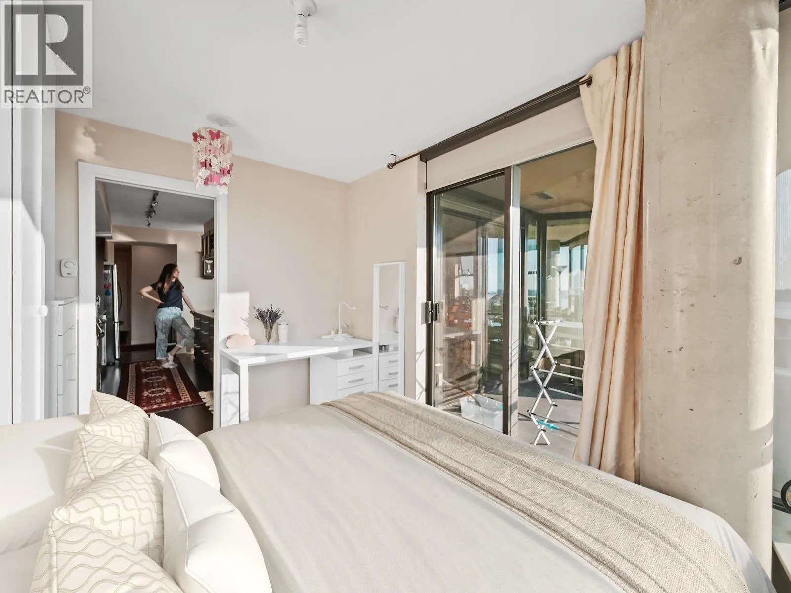 805 683 W VICTORIA PARK