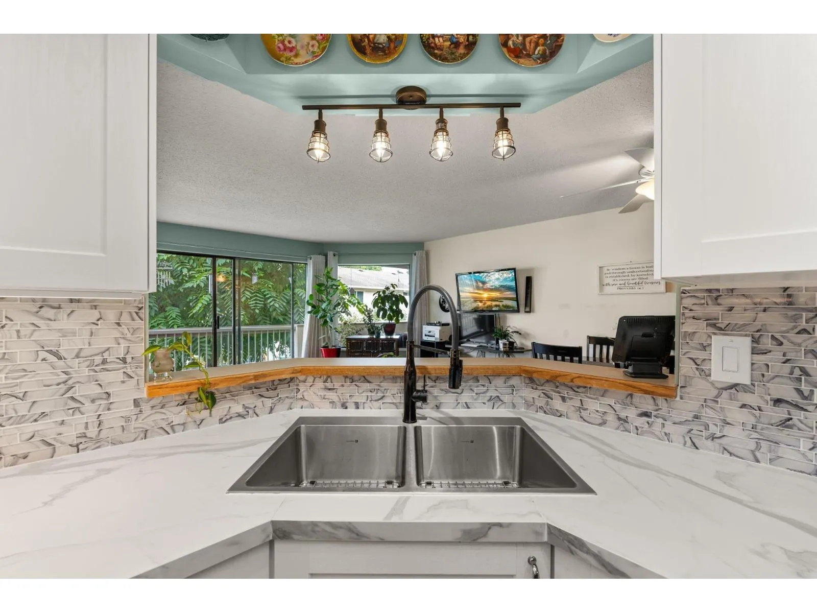 109 33233 E BOURQUIN CRESCENT