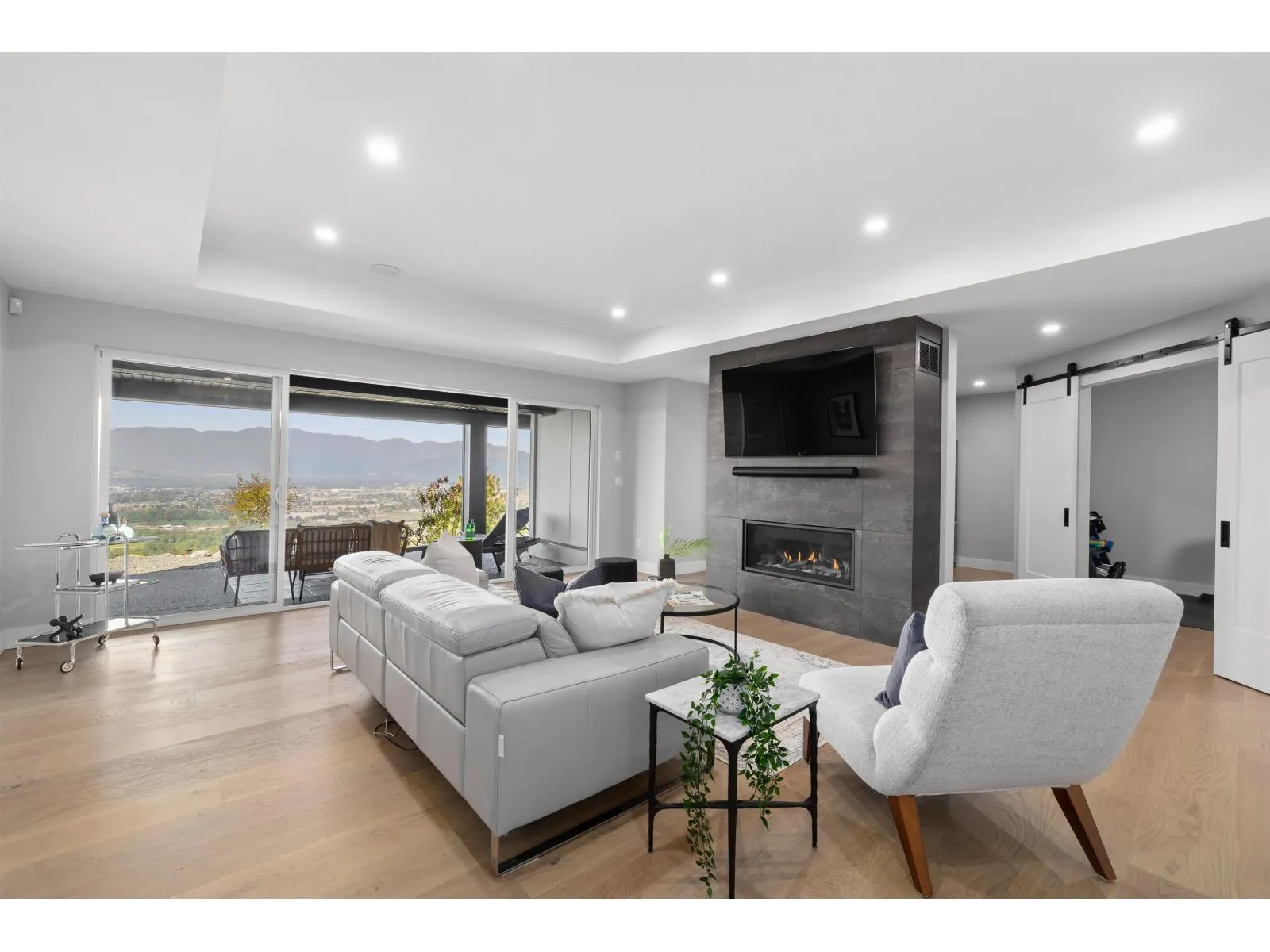 5487 MACLACHLAN PLACE|Promontory