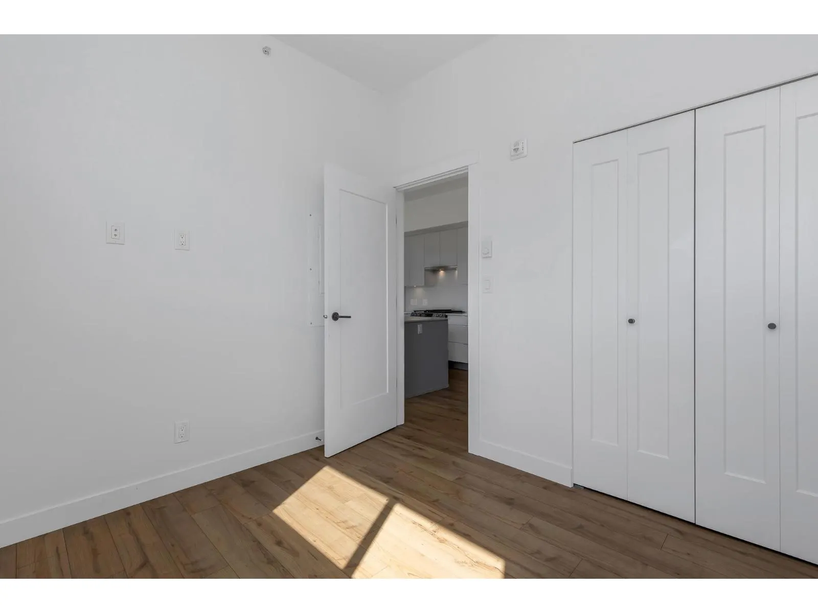 514 2493 MONTROSE AVENUE