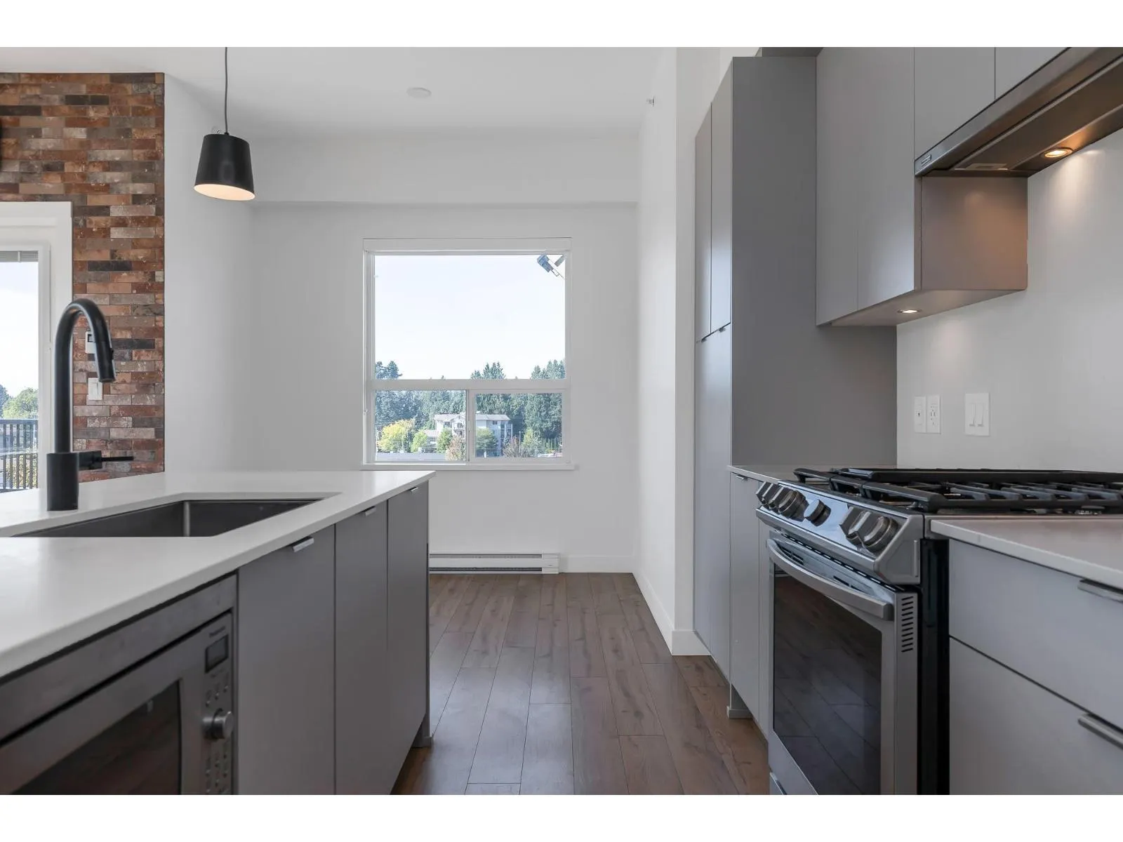 514 2493 MONTROSE AVENUE