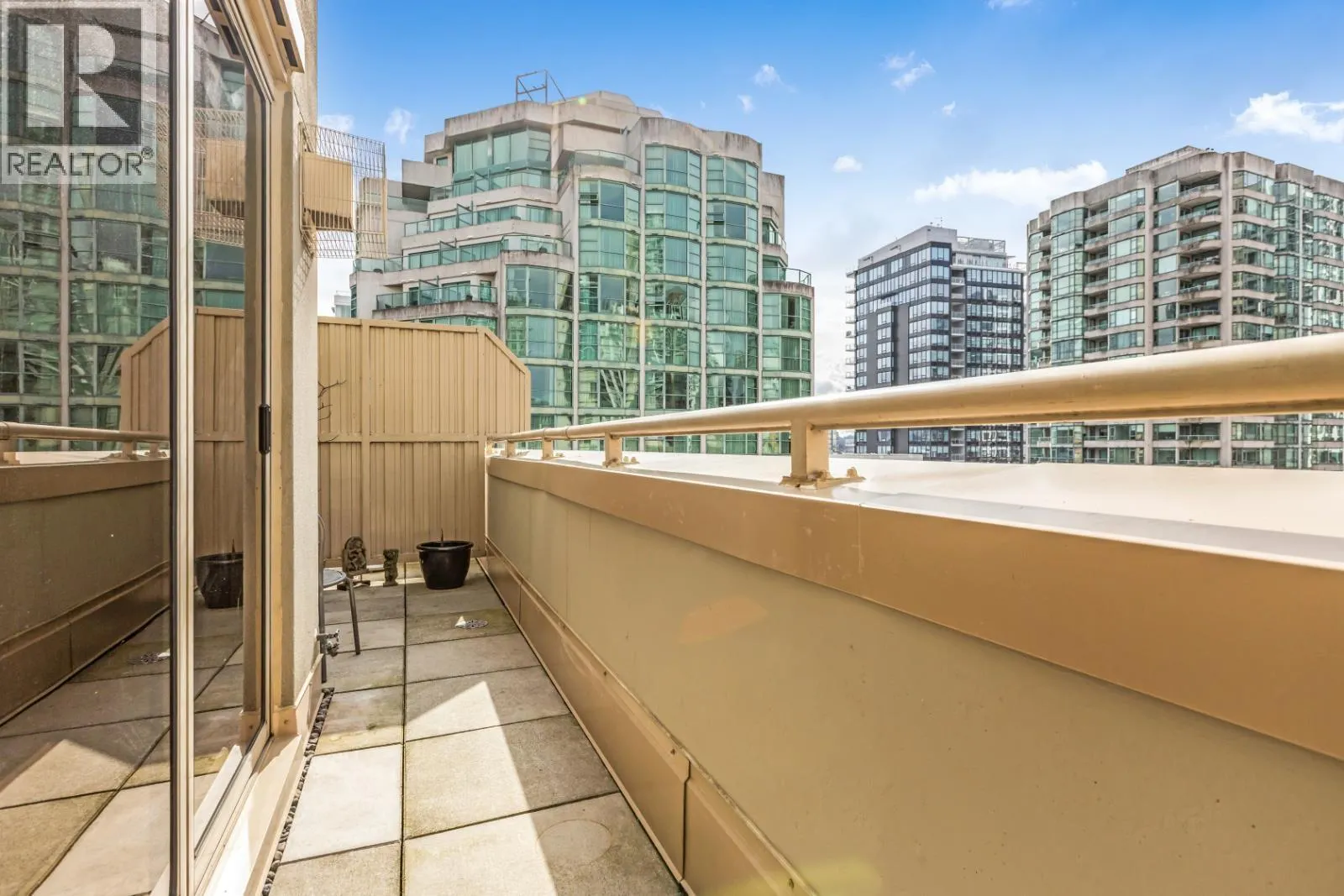 1404 819 HAMILTON STREET