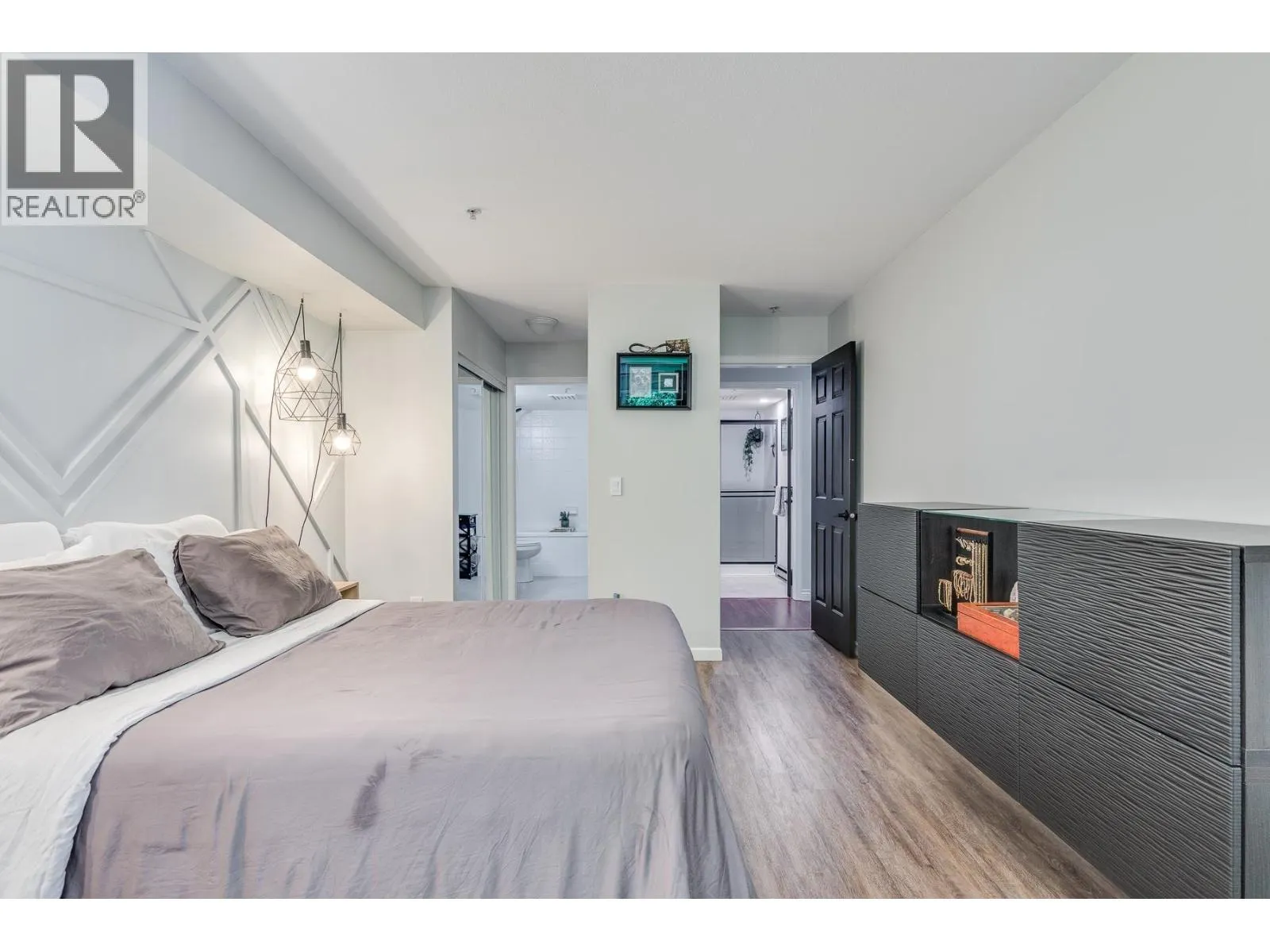 212 22233 RIVER ROAD