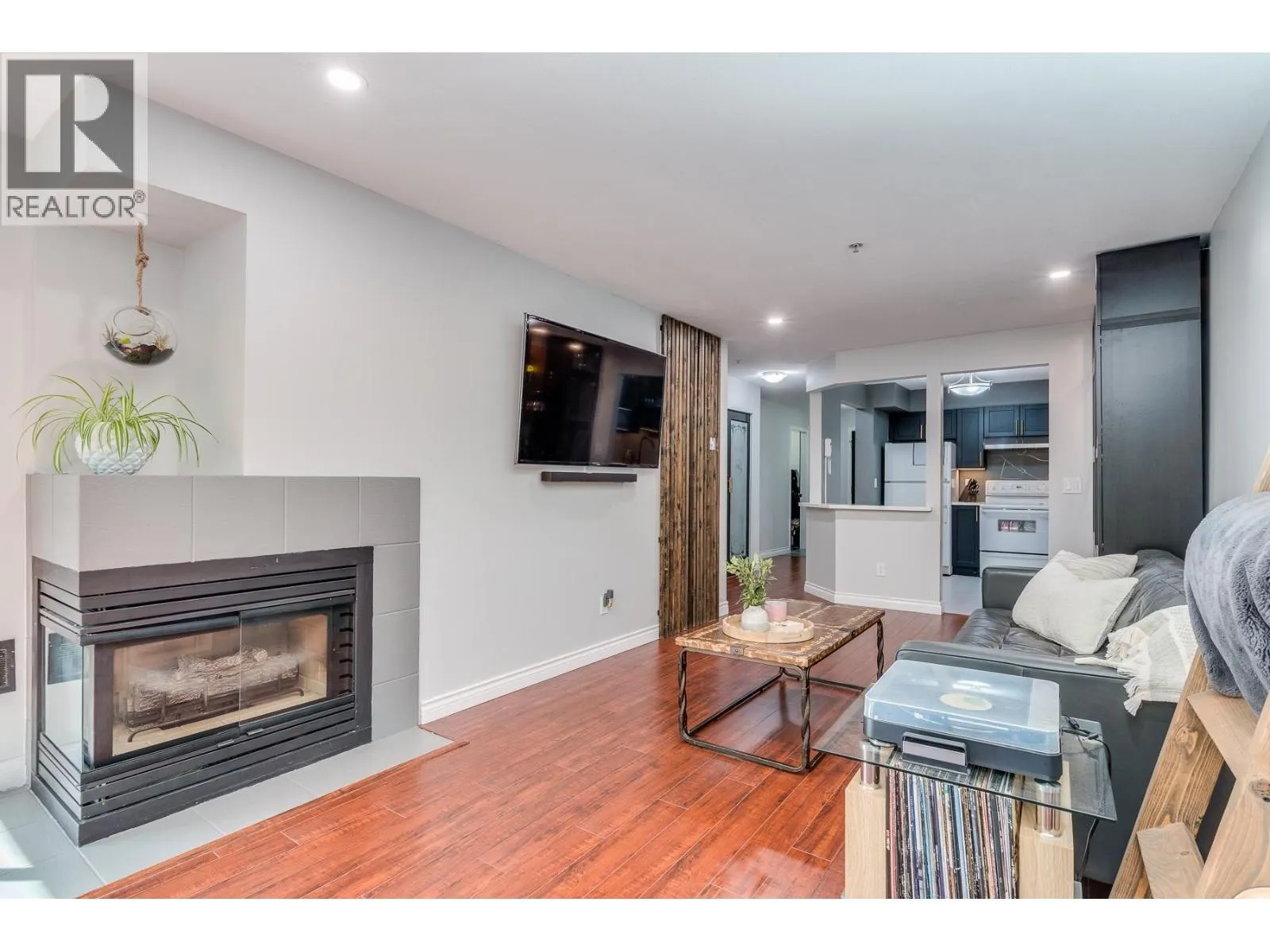 212 22233 RIVER ROAD