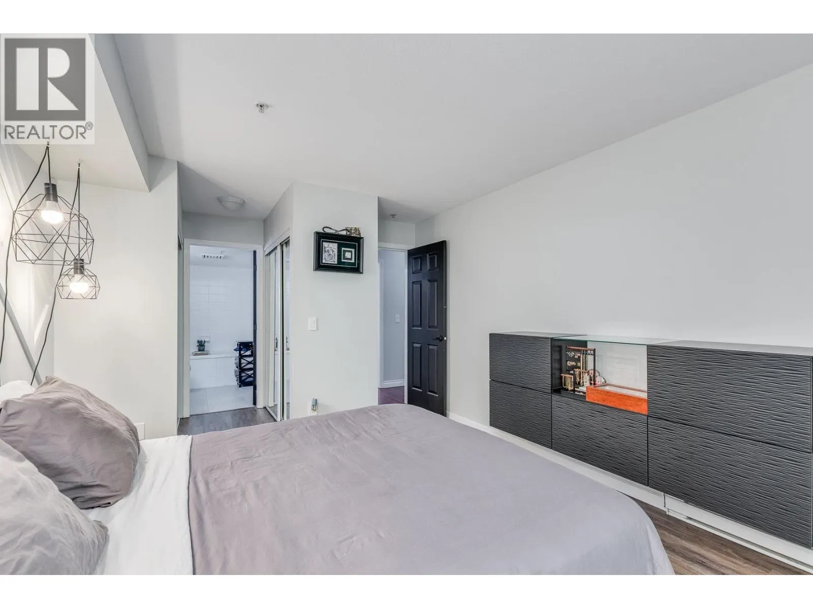 212 22233 RIVER ROAD