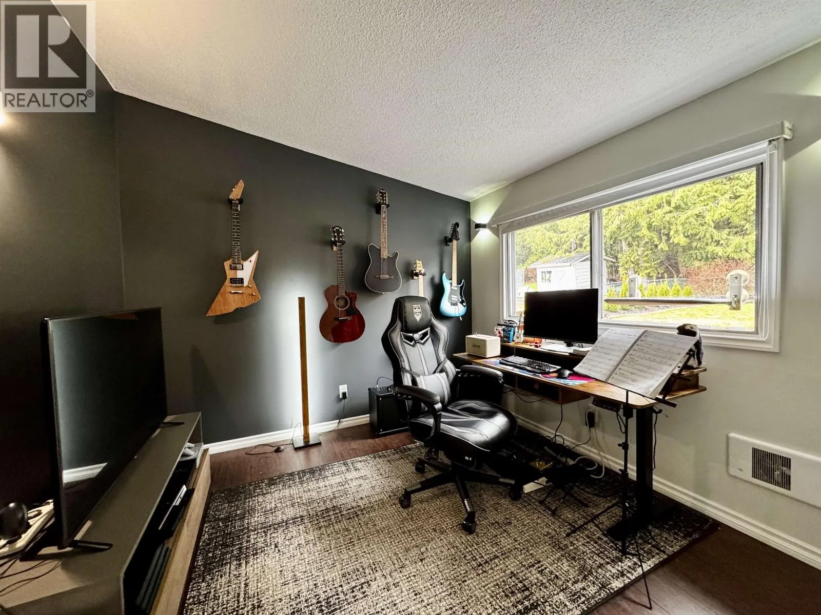 284 CRESTVIEW DRIVE