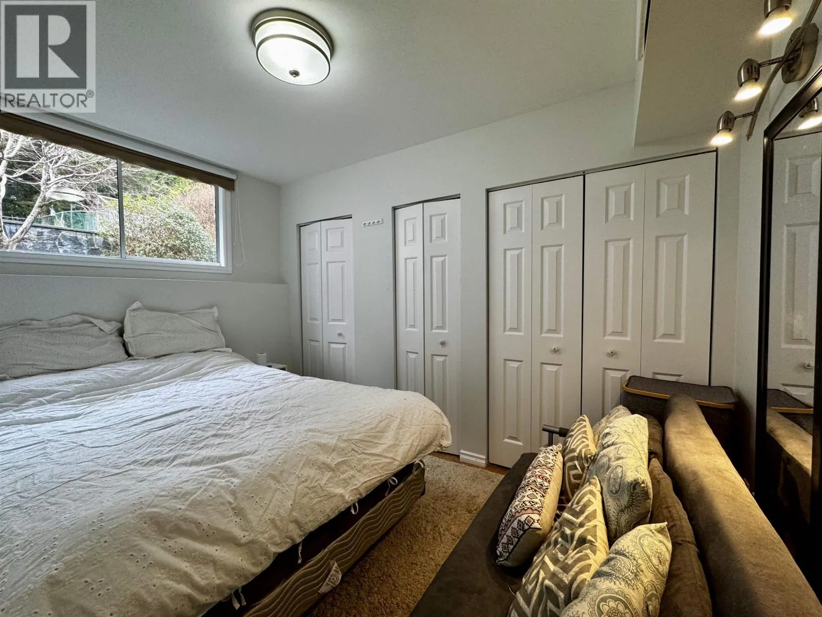 284 CRESTVIEW DRIVE