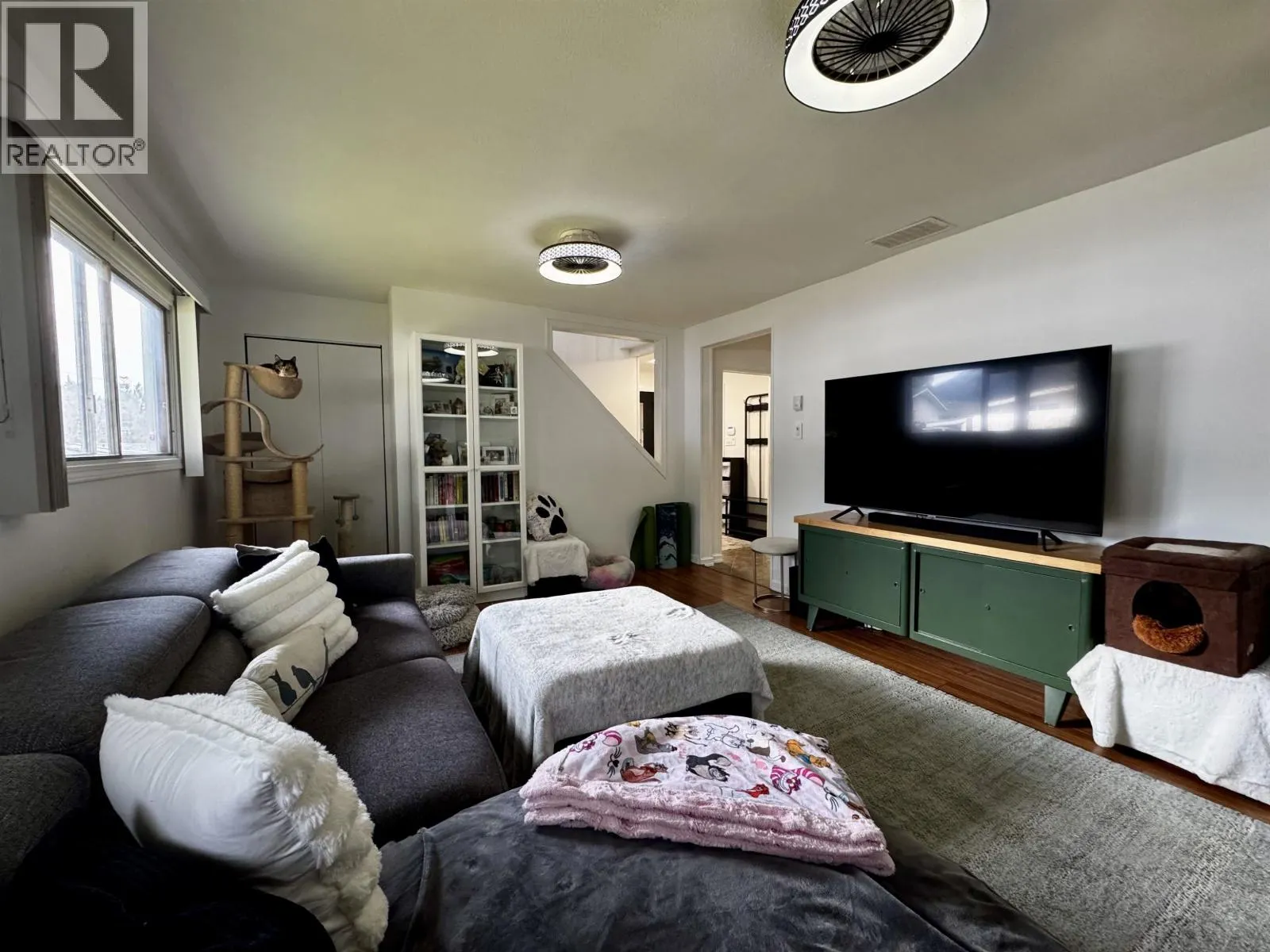 284 CRESTVIEW DRIVE