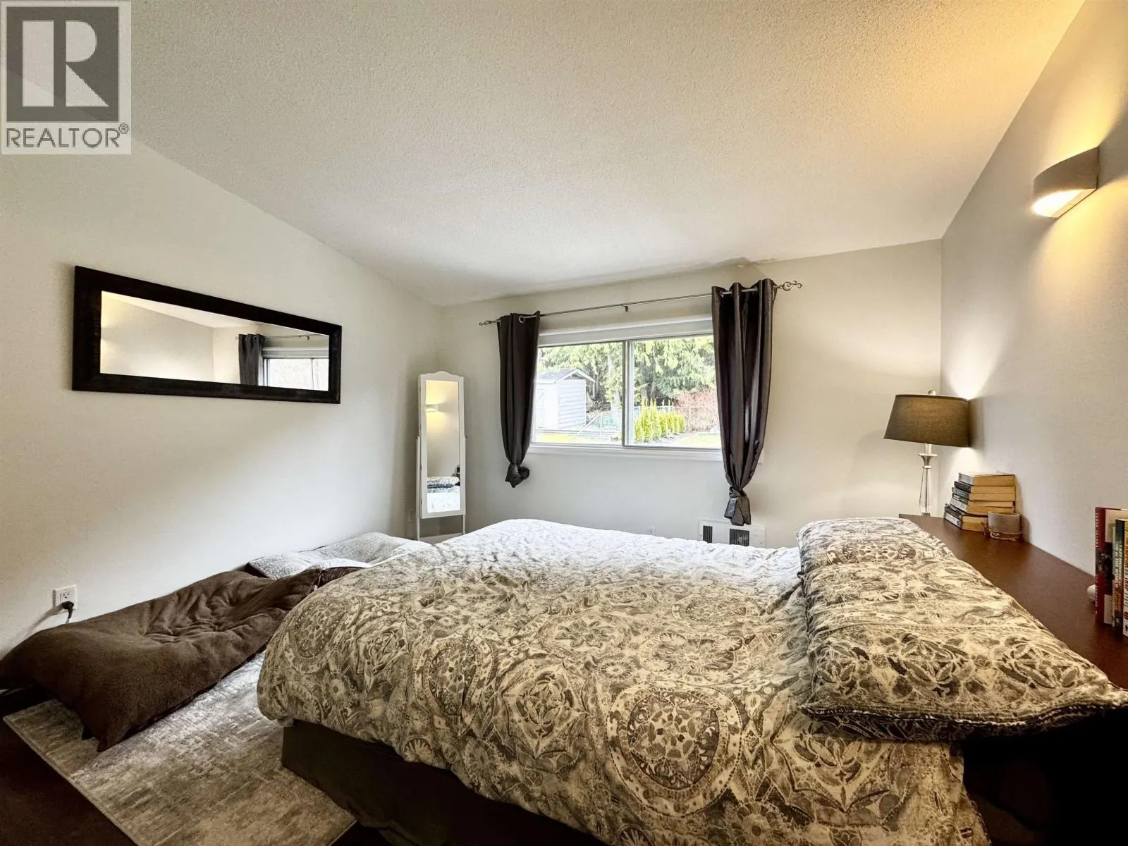 284 CRESTVIEW DRIVE