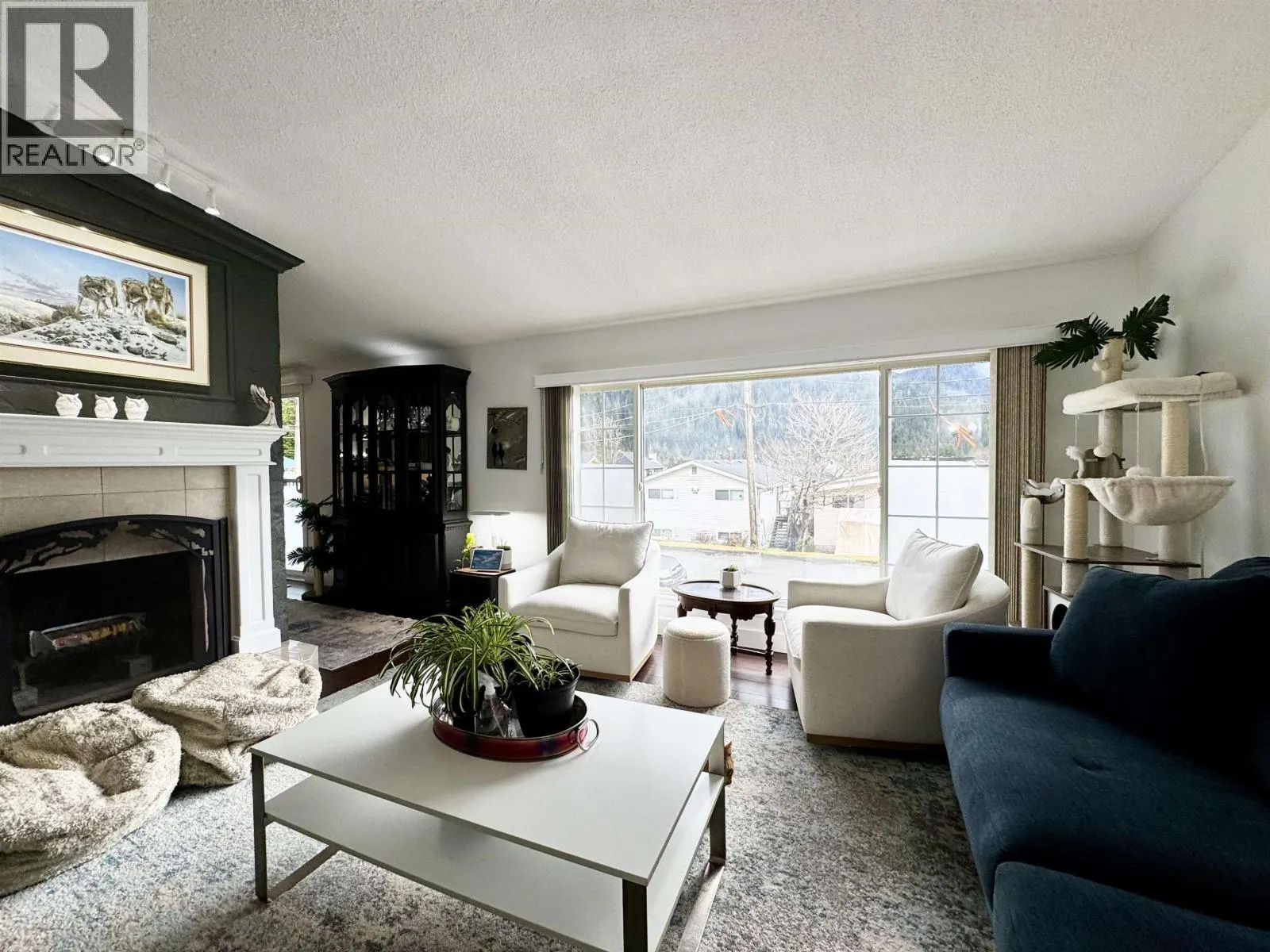 284 CRESTVIEW DRIVE