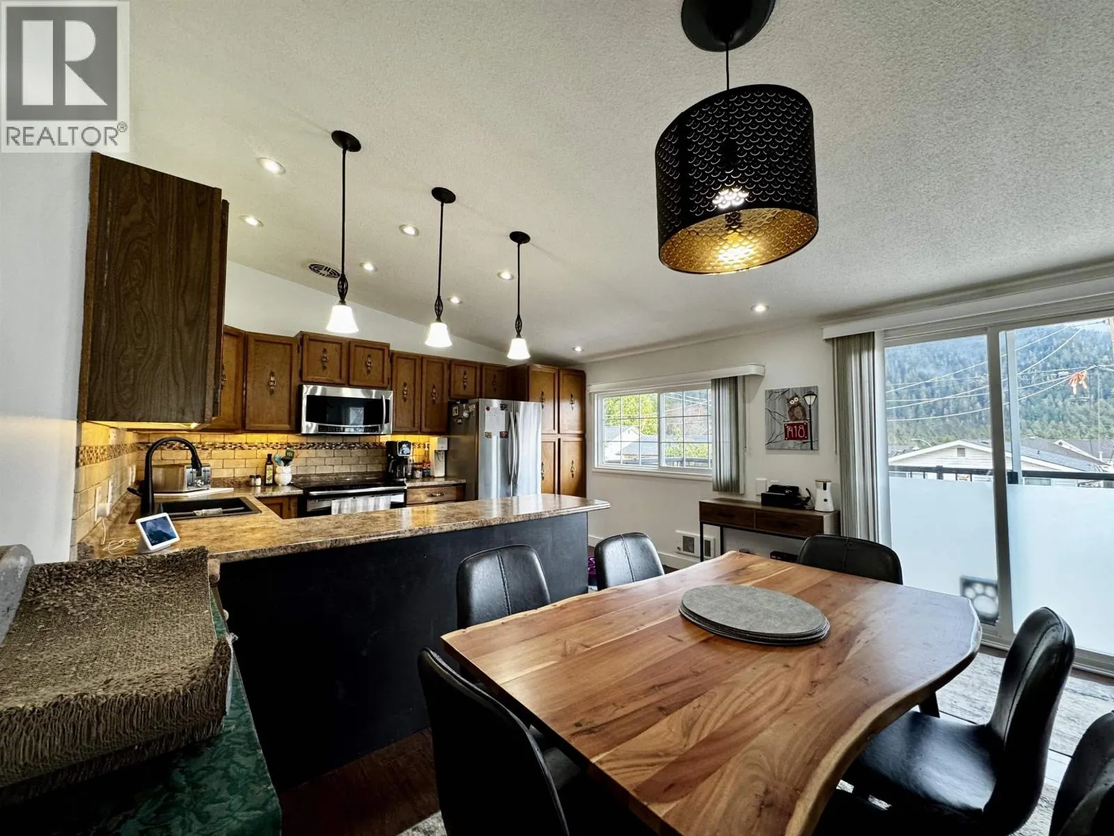 284 CRESTVIEW DRIVE