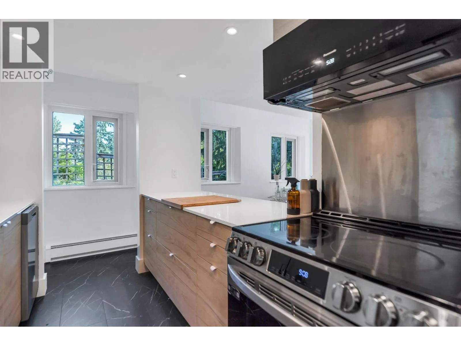 111 1350 VIEW CRESCENT