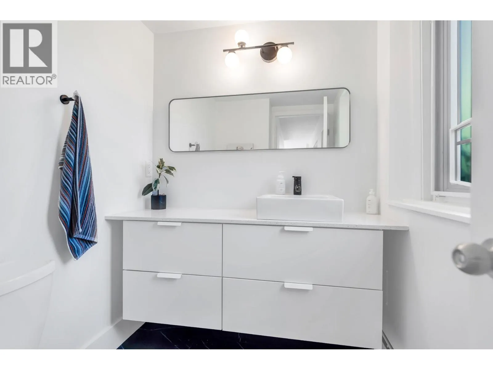 111 1350 VIEW CRESCENT