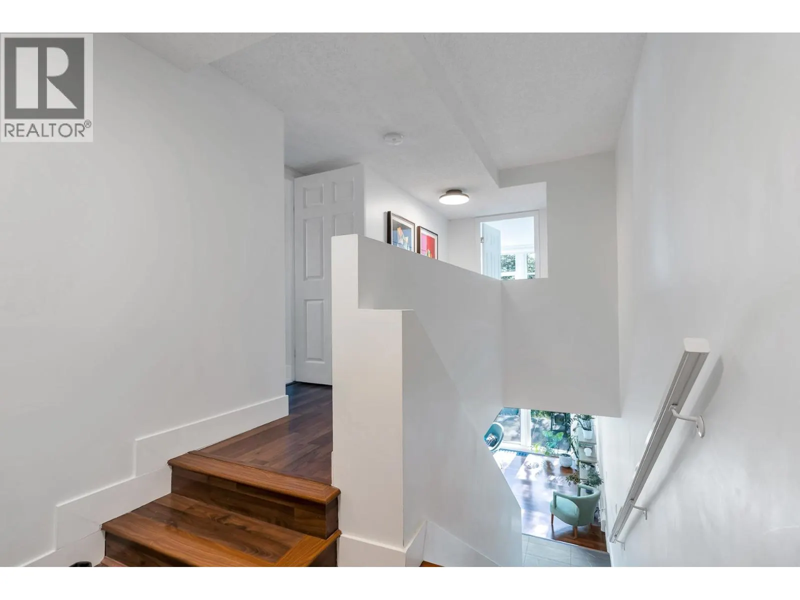 111 1350 VIEW CRESCENT