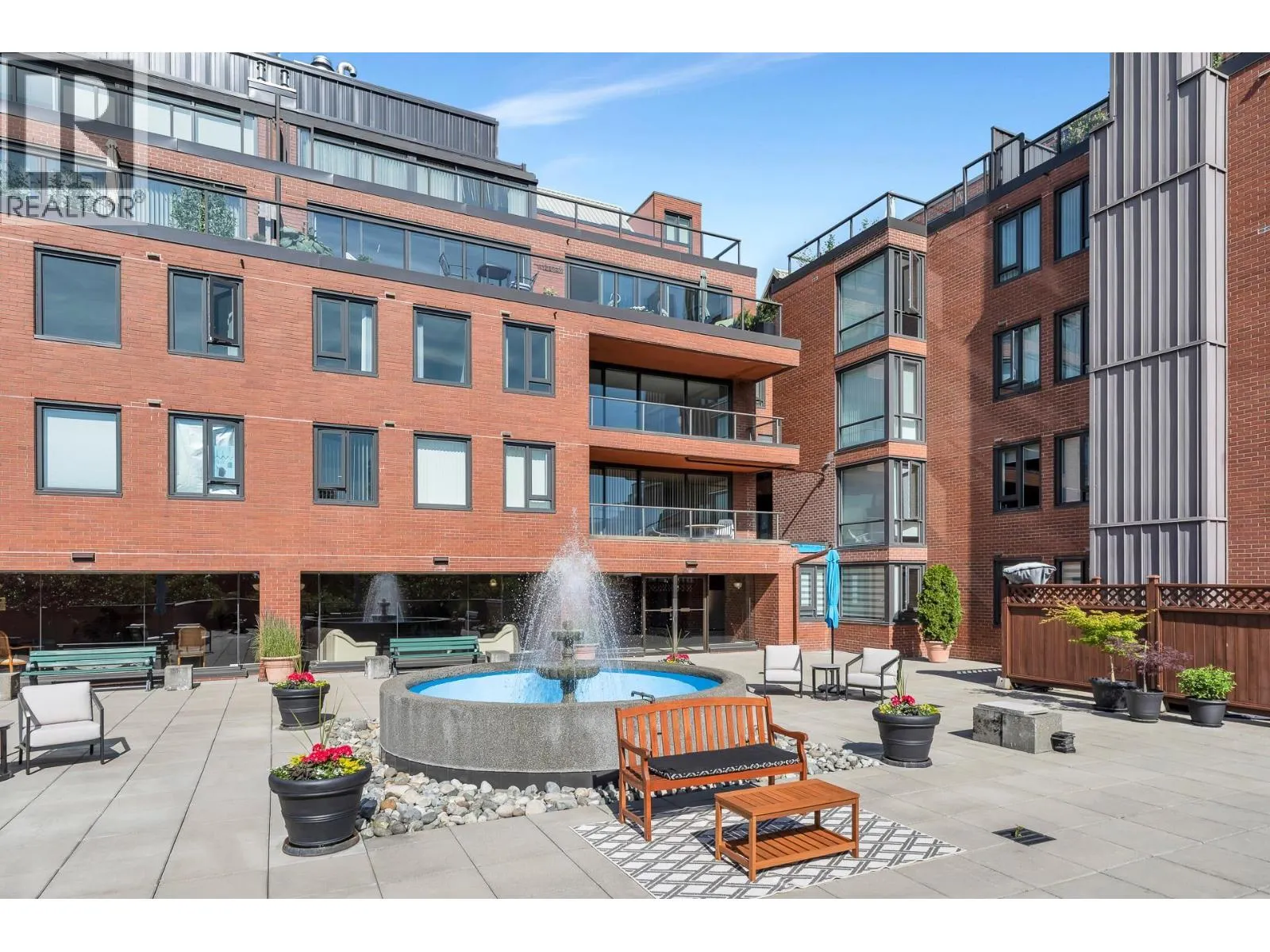111 1350 VIEW CRESCENT