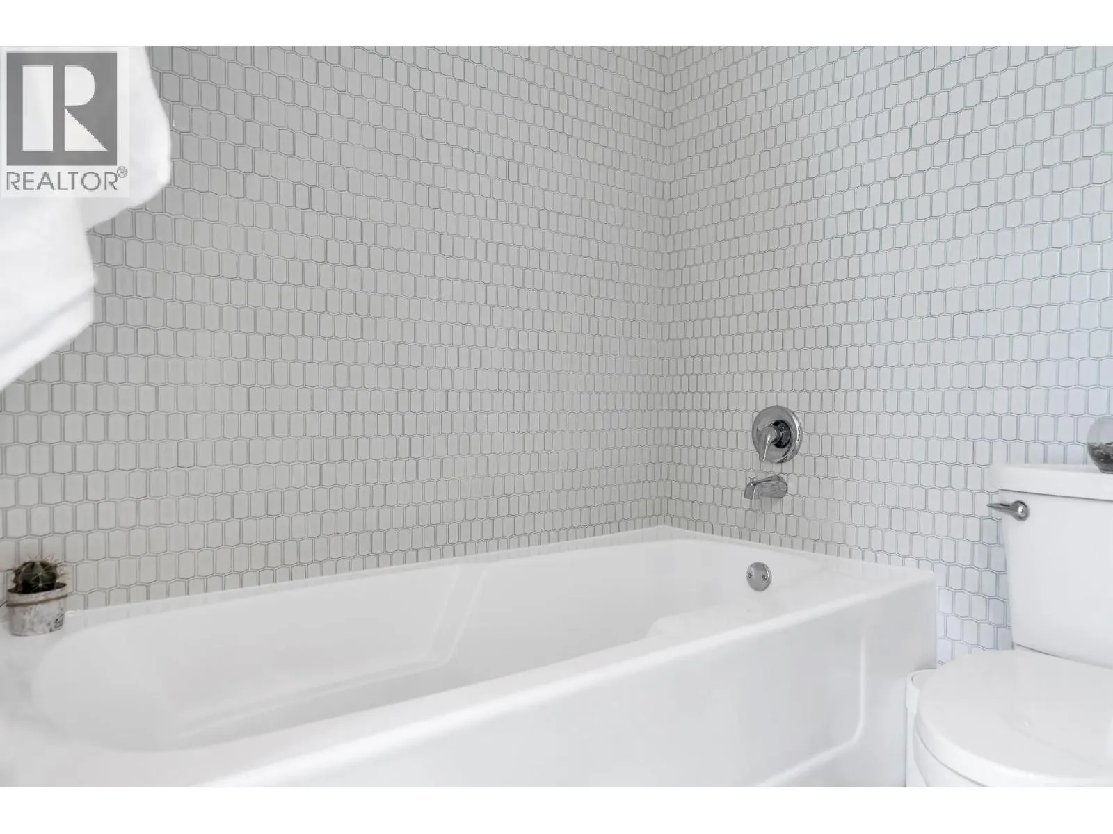 111 1350 VIEW CRESCENT