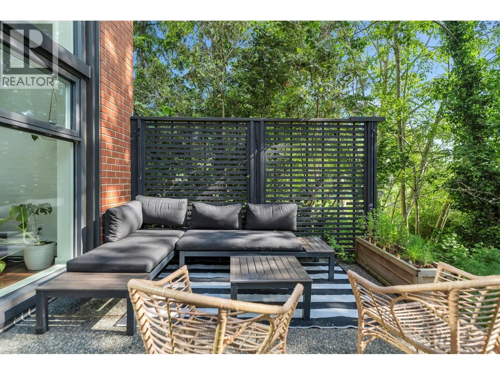 111 1350 VIEW CRESCENT