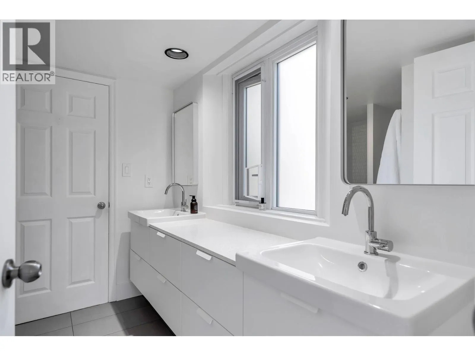 111 1350 VIEW CRESCENT