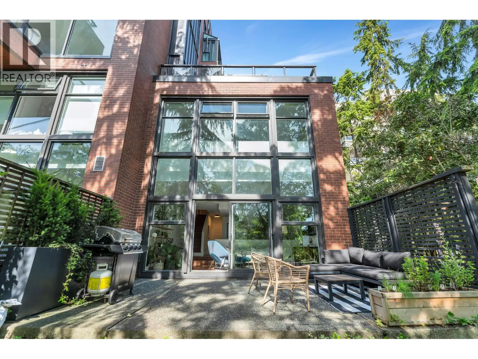 111 1350 VIEW CRESCENT