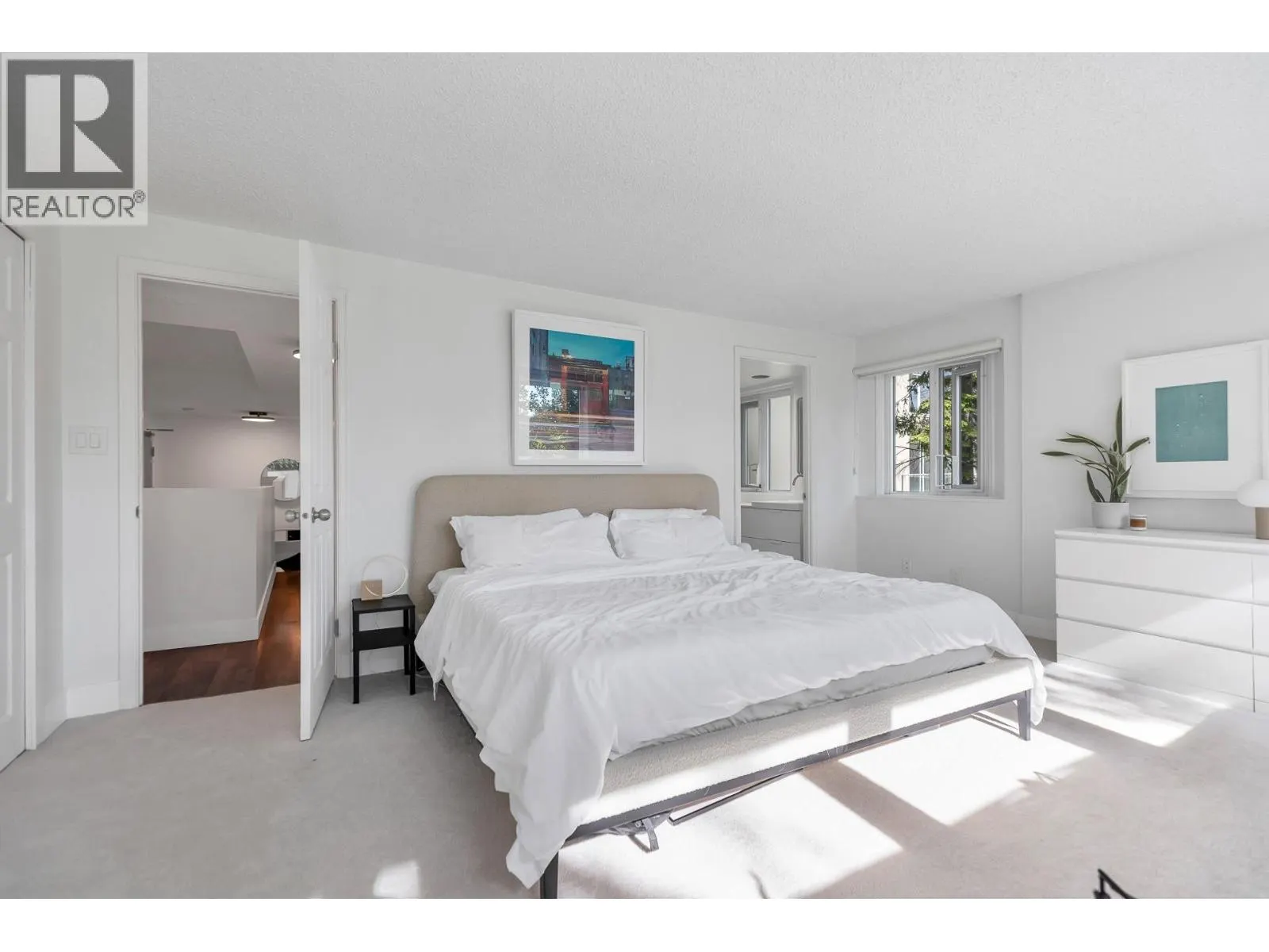 111 1350 VIEW CRESCENT