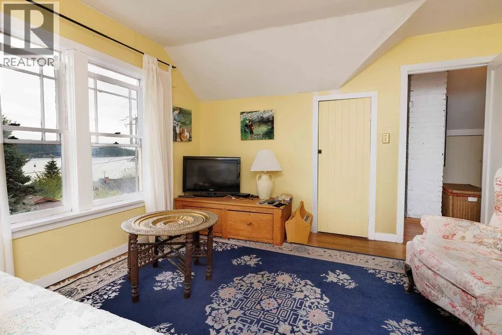 589 SEAVIEW ROAD