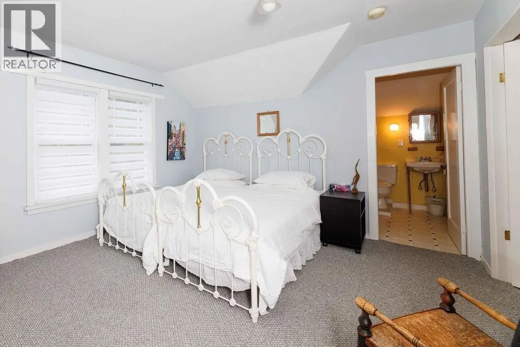 589 SEAVIEW ROAD